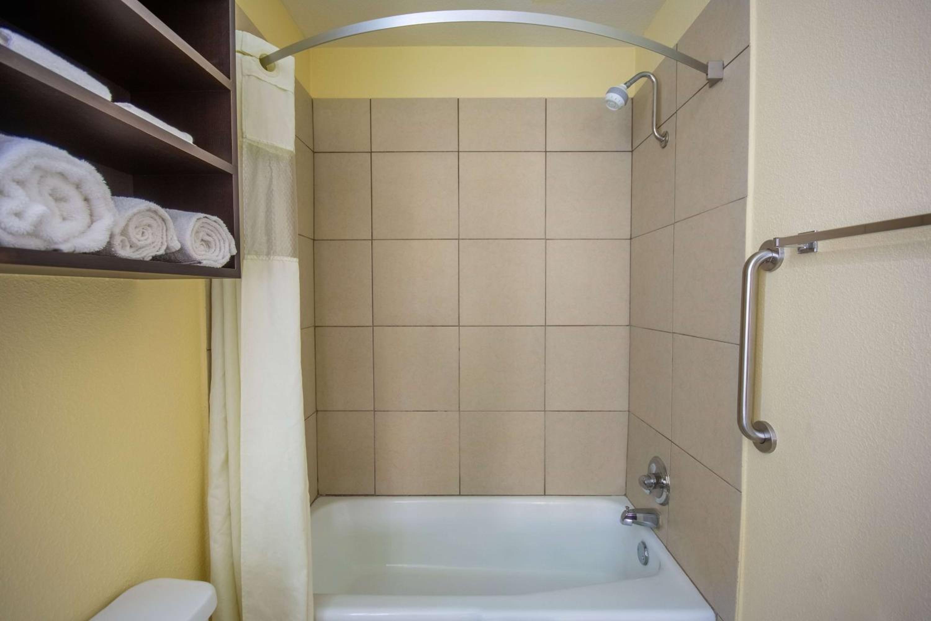 Queen Suite with Kitchenette - Non-Smoking - Photo 4