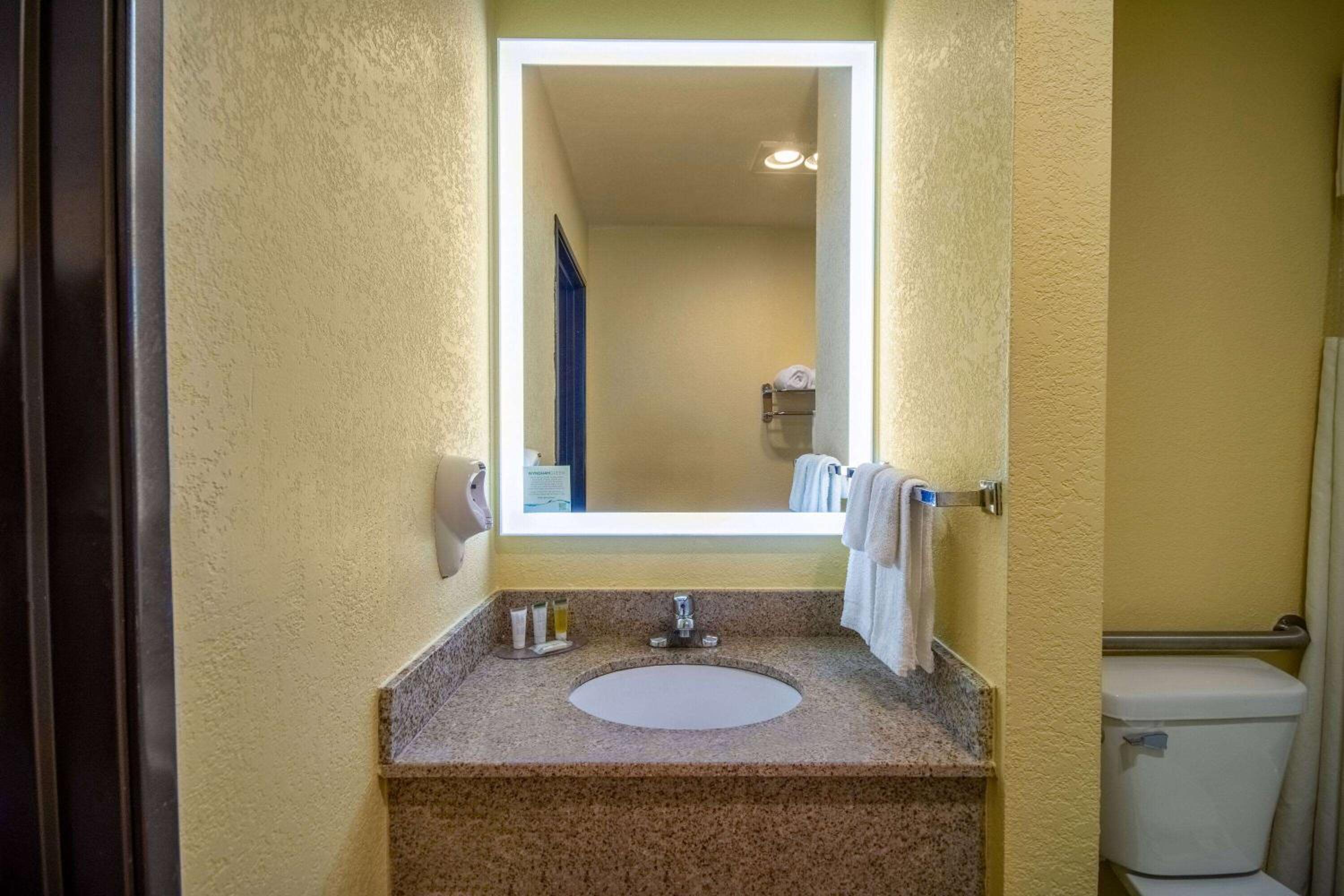 Queen Suite with Kitchenette - Non-Smoking - Photo 1