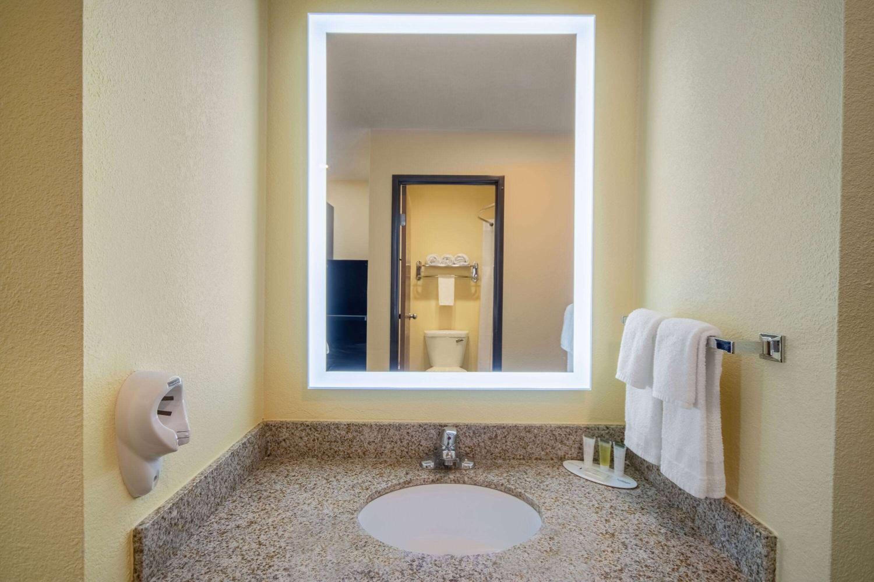 Queen Suite with Kitchenette - Non-Smoking - Photo 3