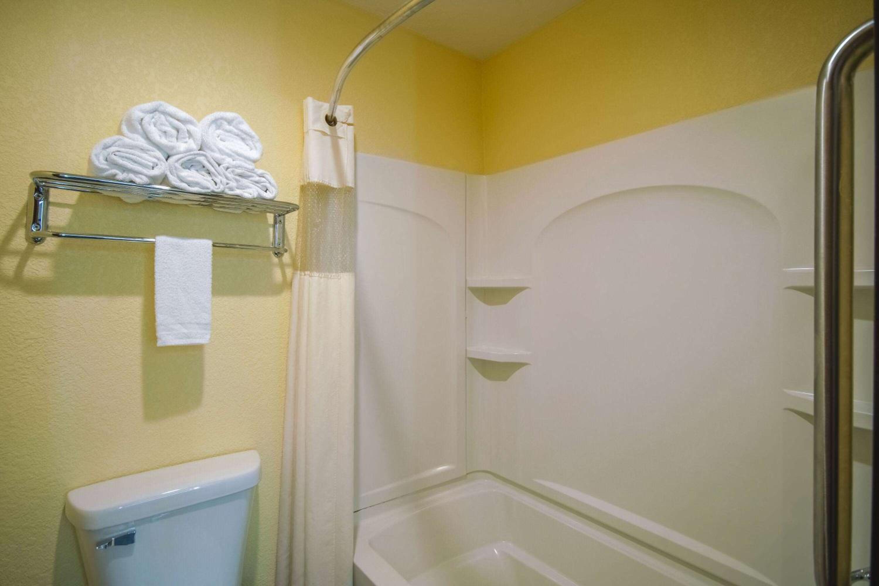 Queen Suite with Kitchenette - Non-Smoking - Photo 2