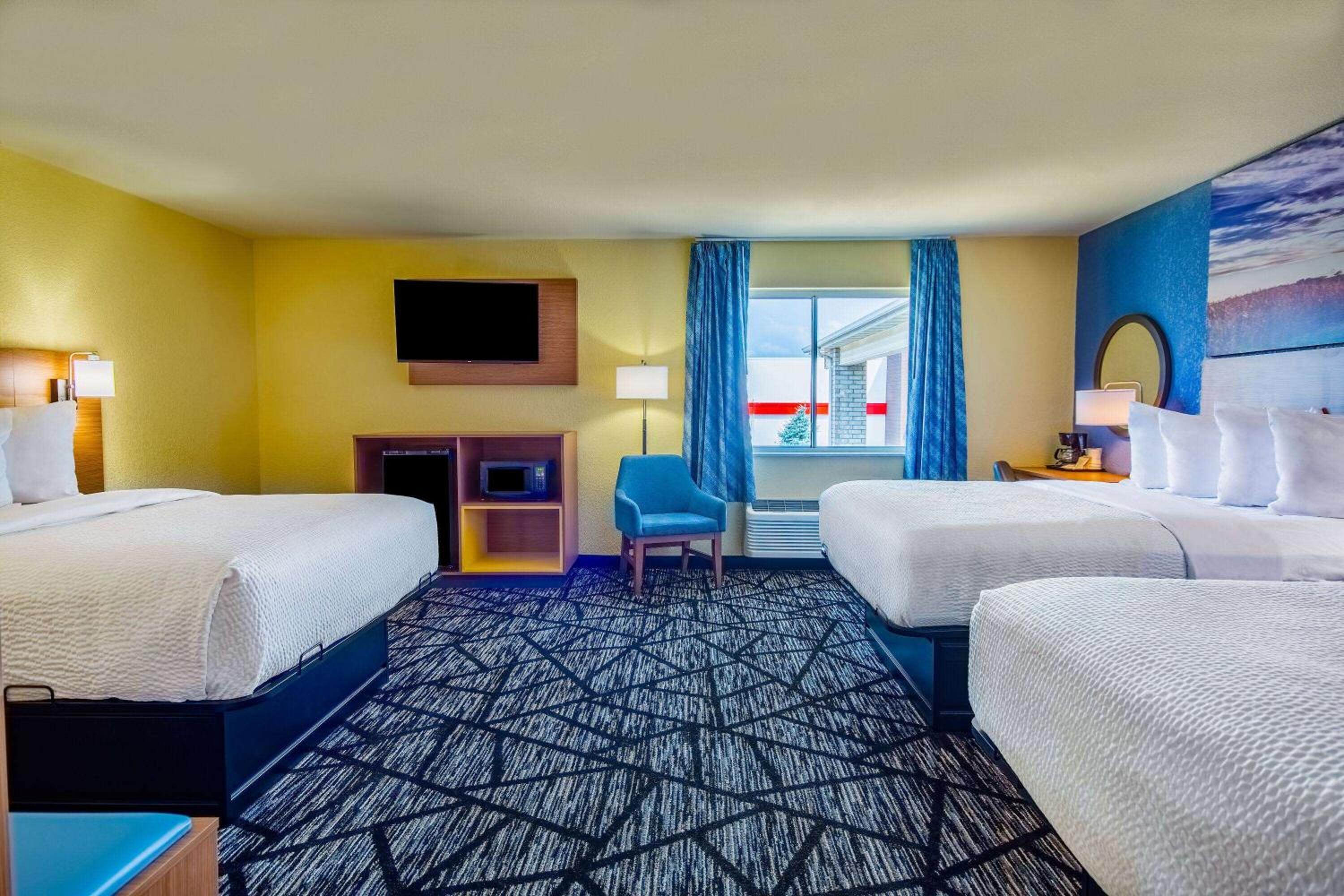Studio Suite with Three Queen Beds - Non-Smoking - Photo 1