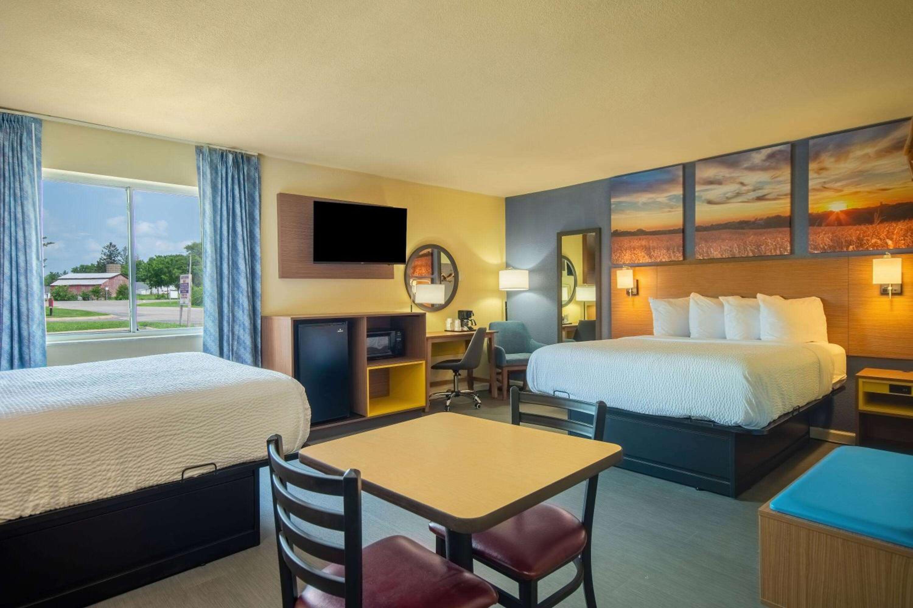 Queen Suite with Kitchenette - Non-Smoking - Photo 4