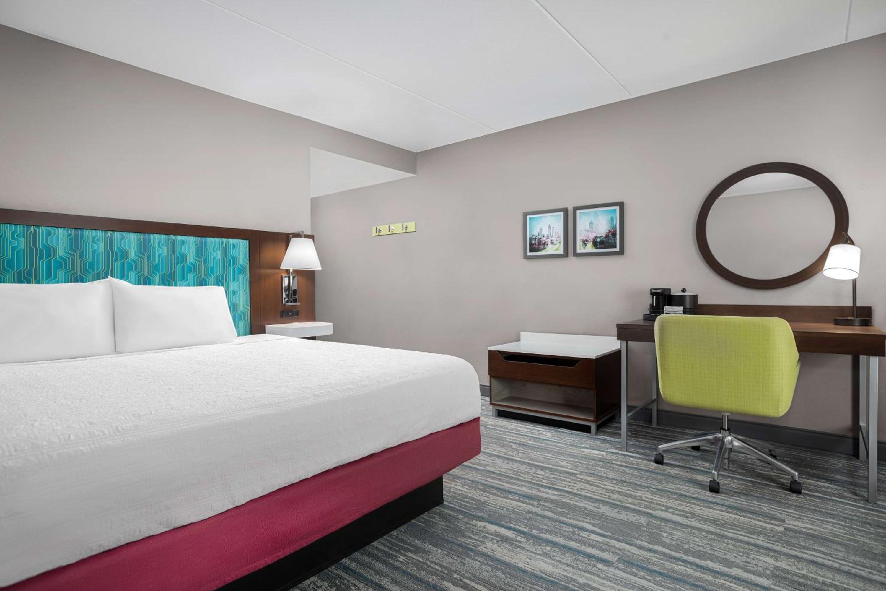 Deluxe King Room - Non-Smoking - Photo 3