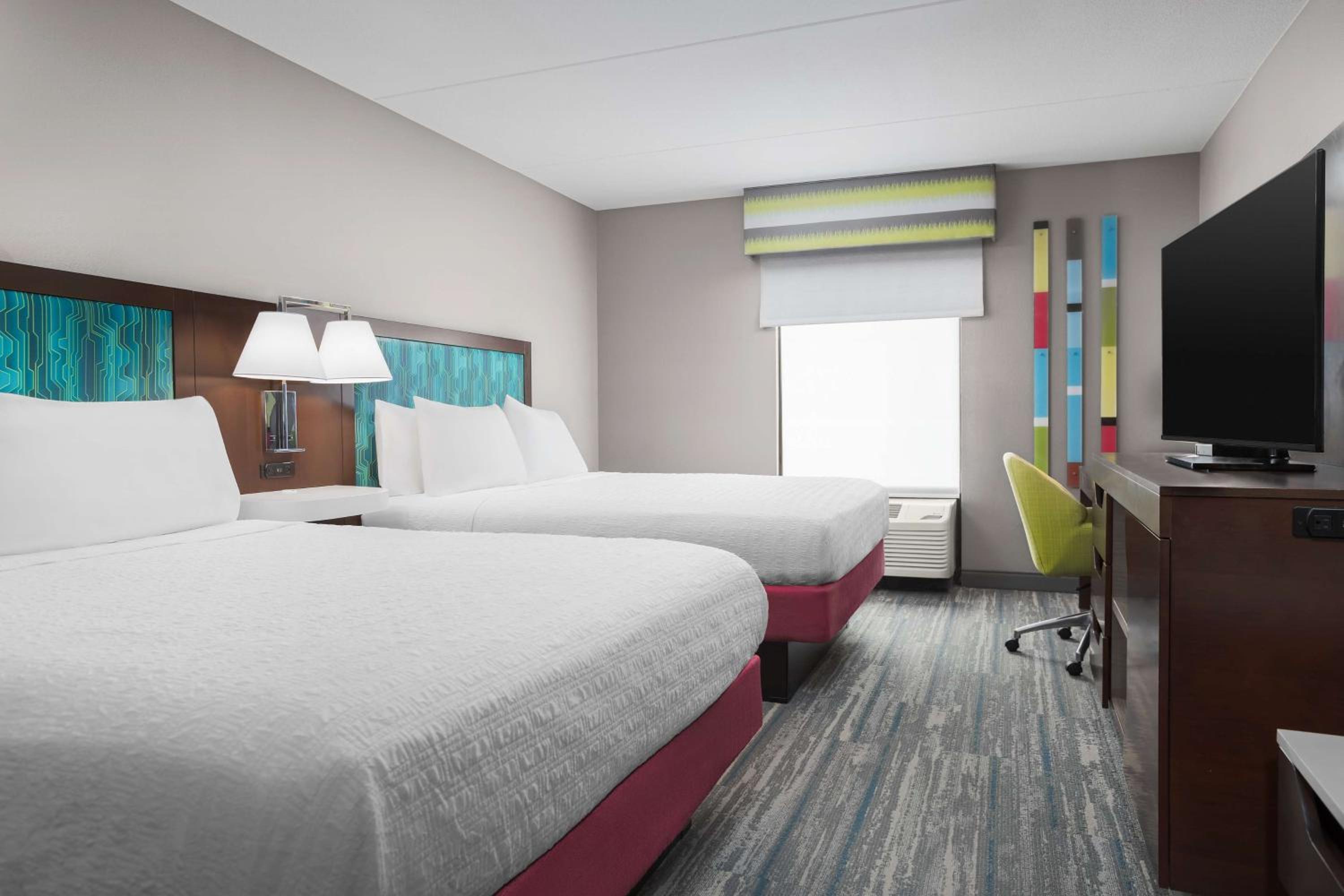 Room with Two Queen Beds - Non-Smoking - Photo 3