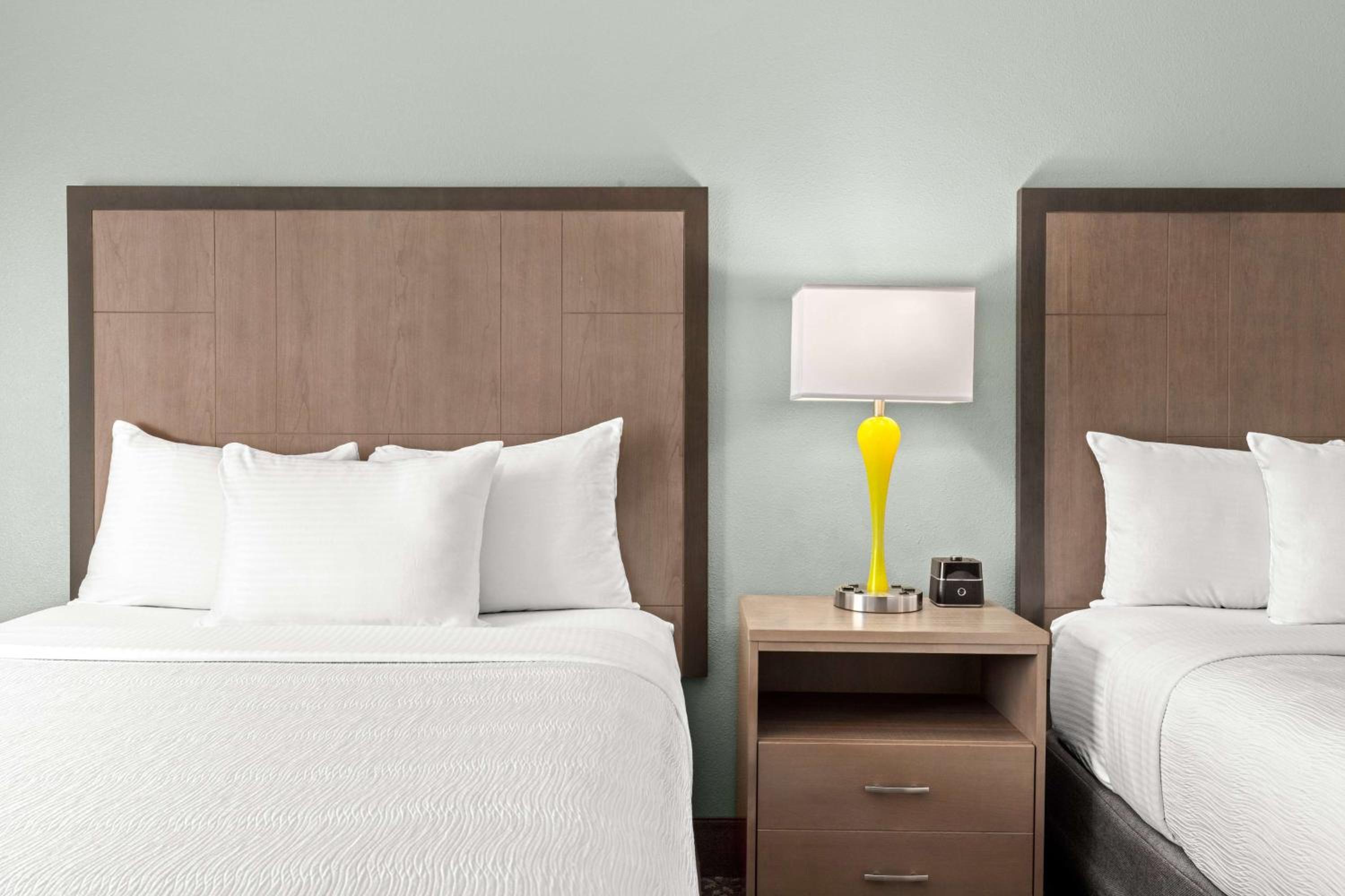 Deluxe Queen Room with Two Queen Beds - Photo 8
