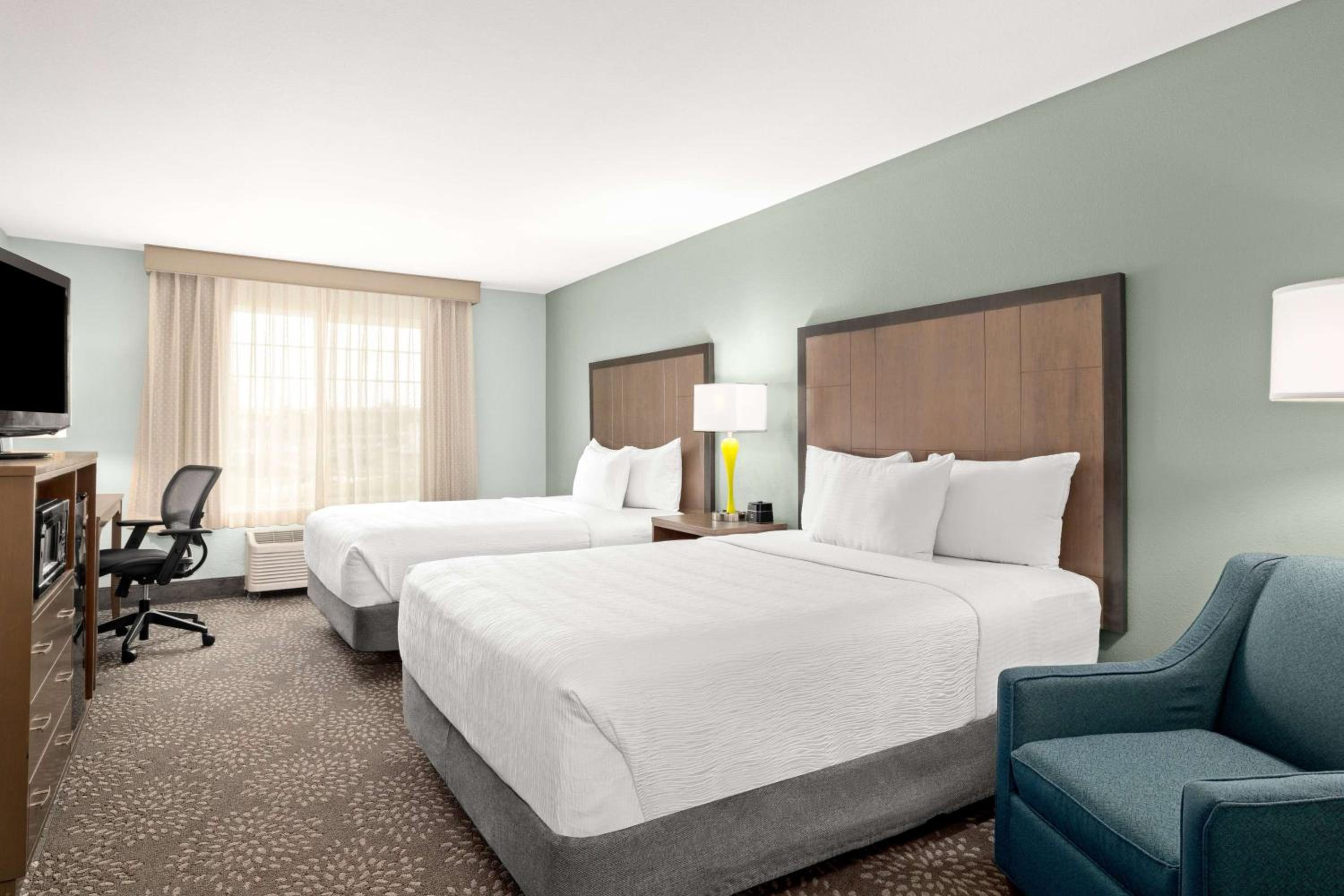 Deluxe Queen Room with Two Queen Beds - Photo 7