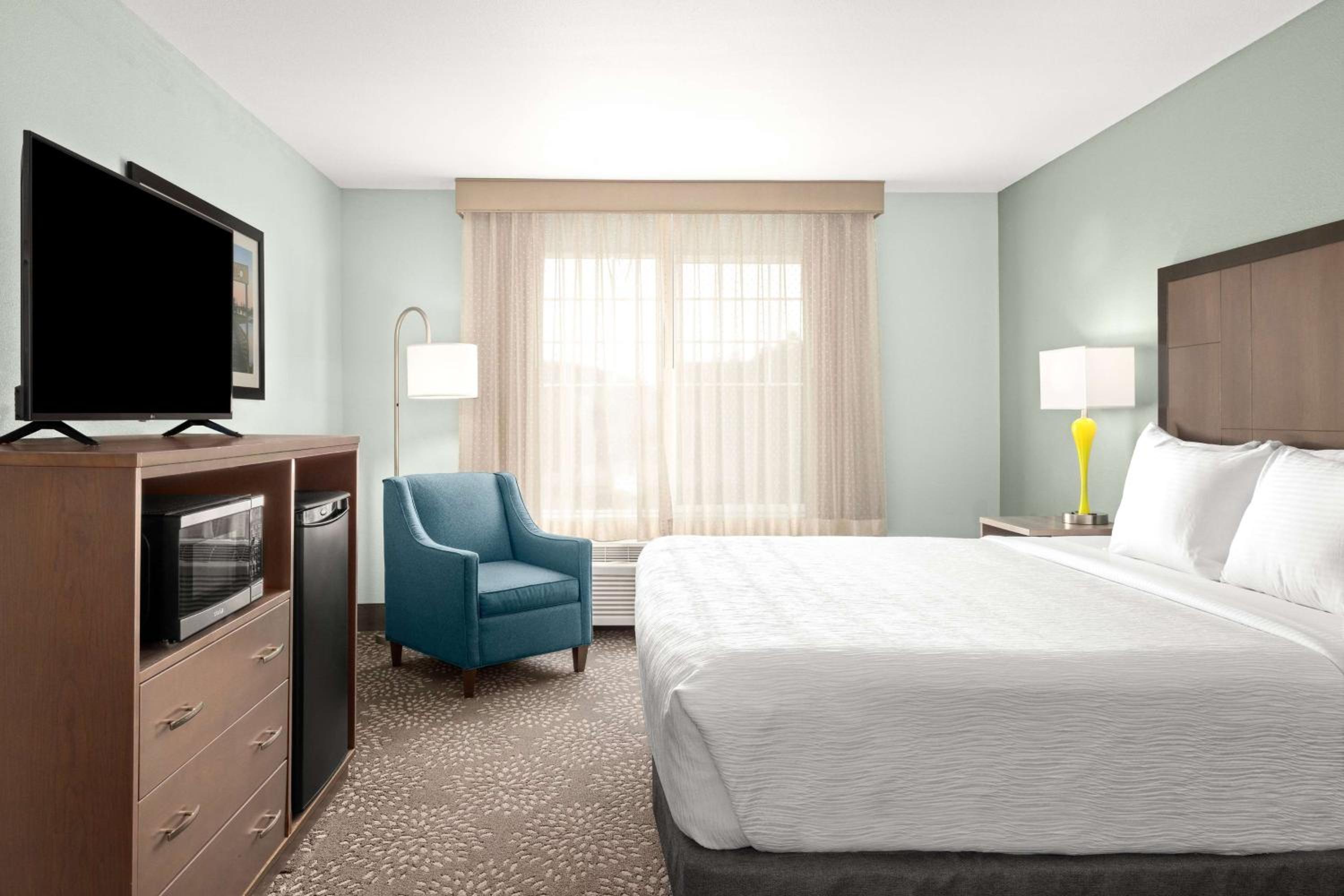 Deluxe King Room - Photo 7
