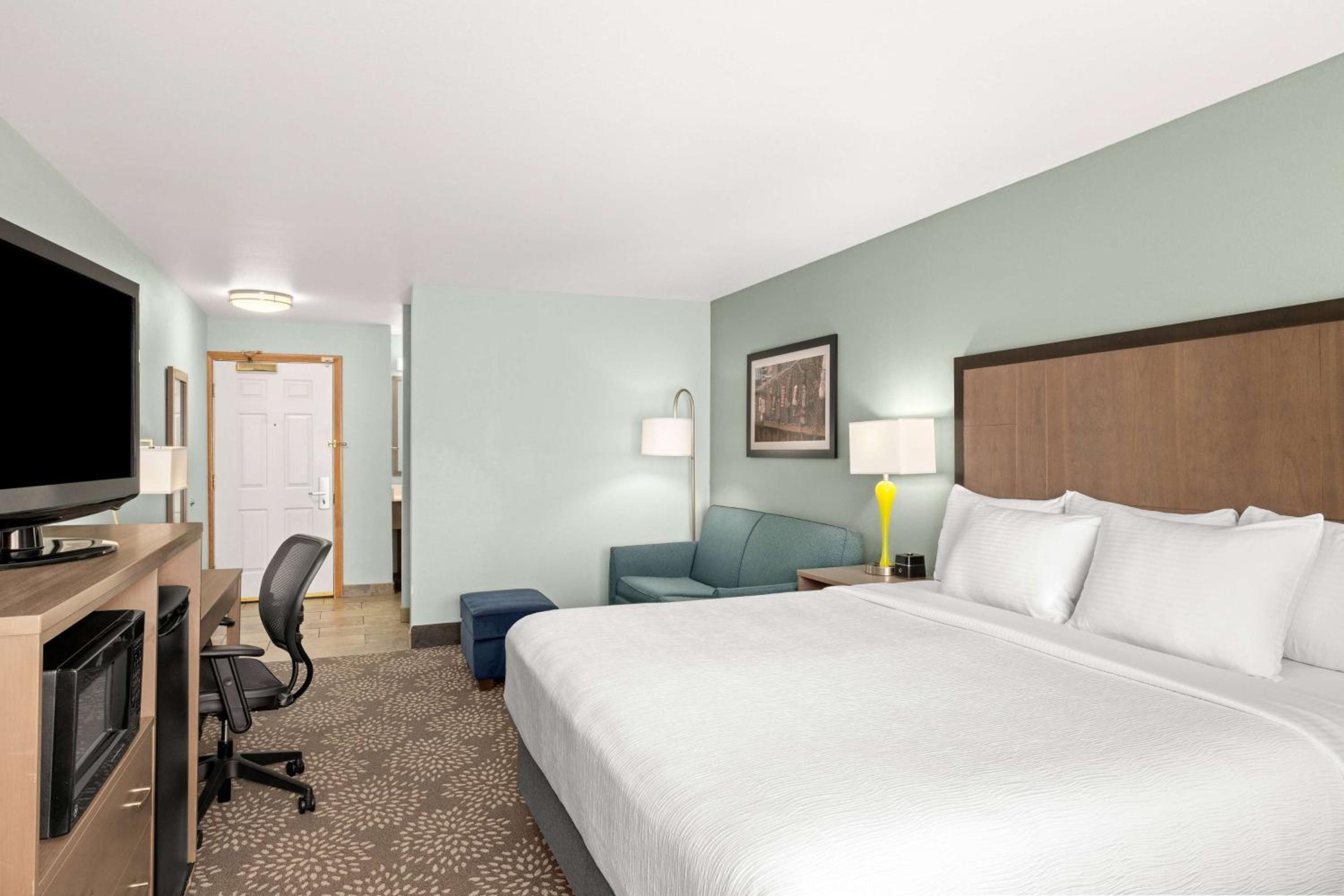 King Room with Sofa Bed - Photo 1