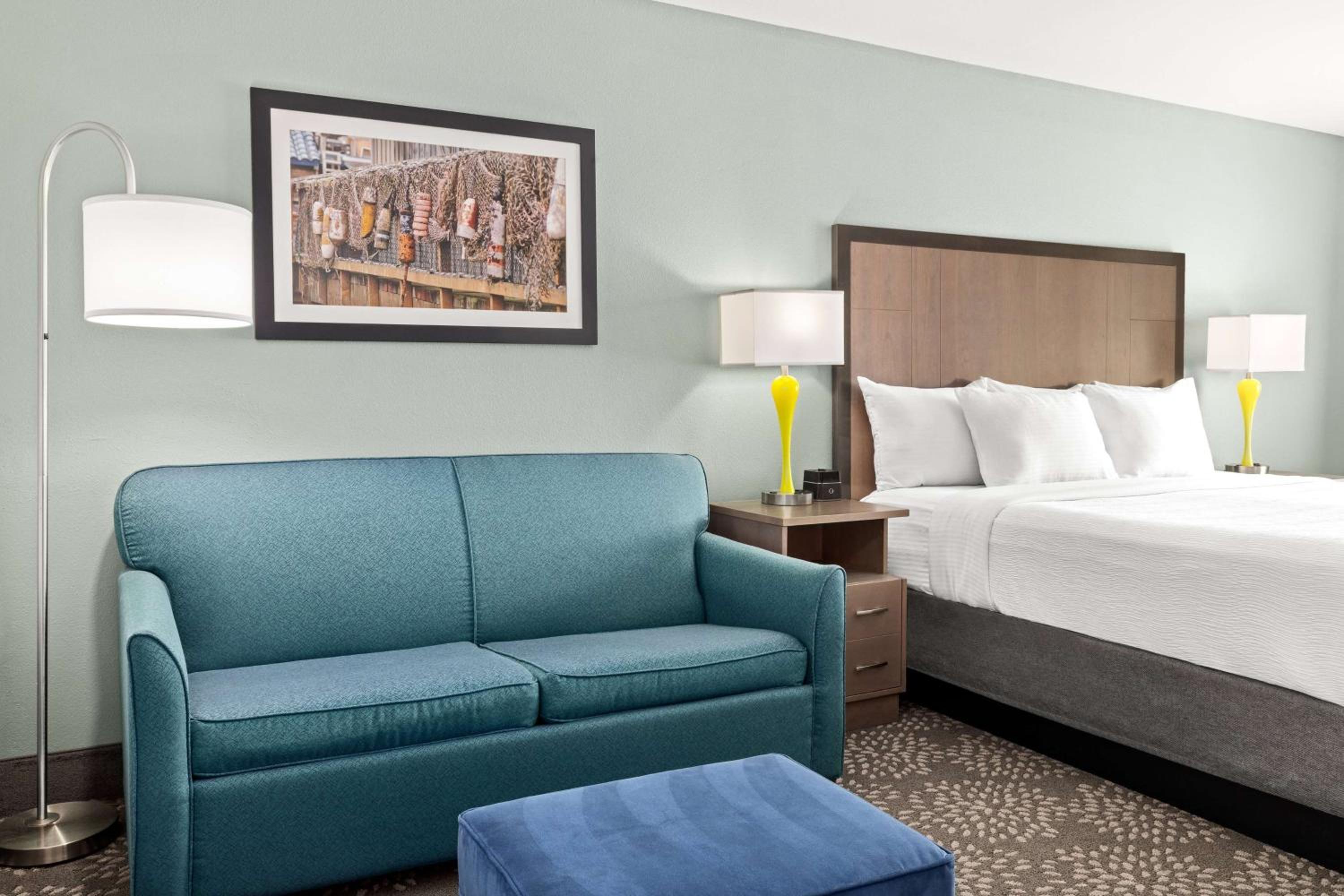 King Room with Sofa Bed - Photo 4