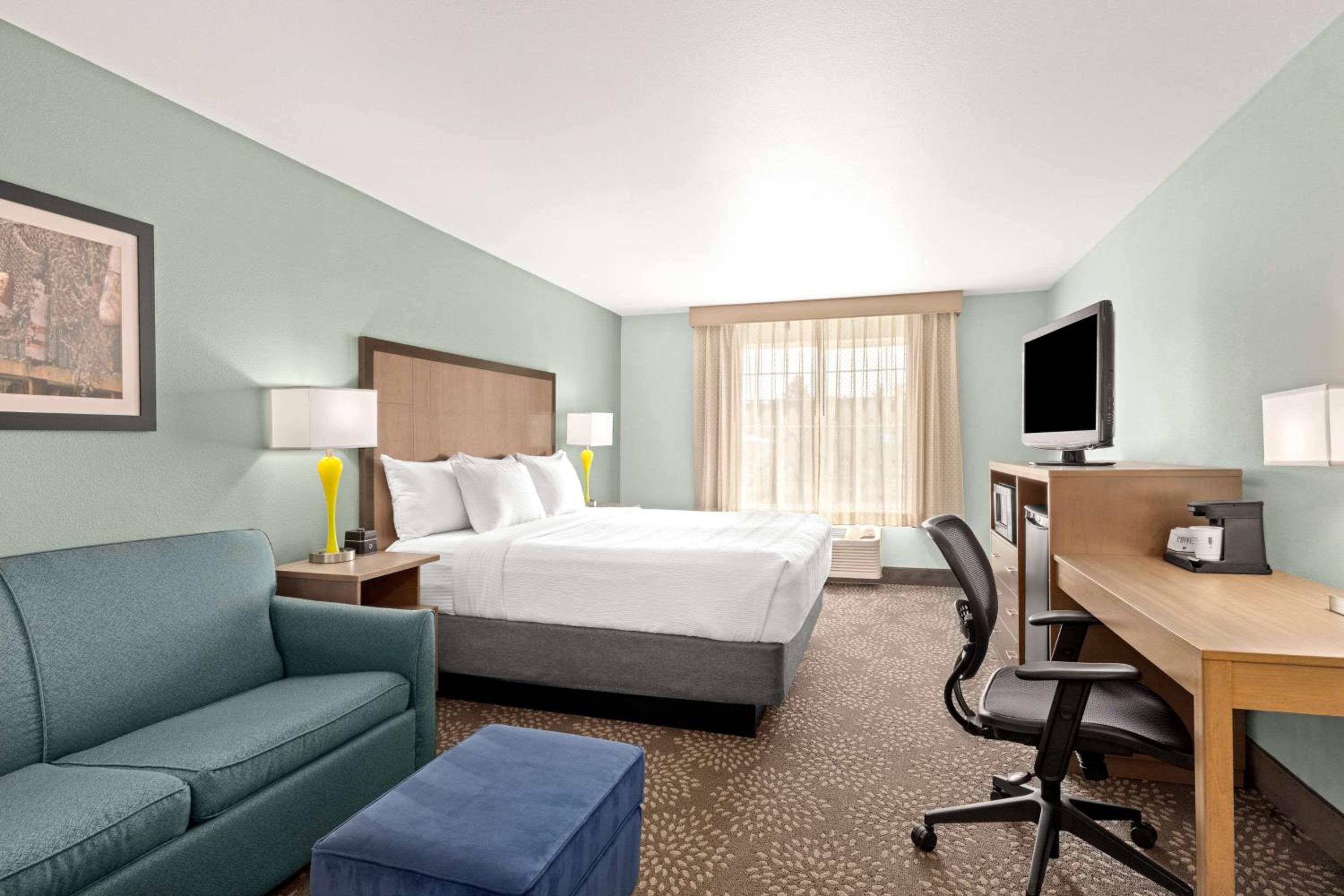 King Room with Sofa Bed - Photo 3