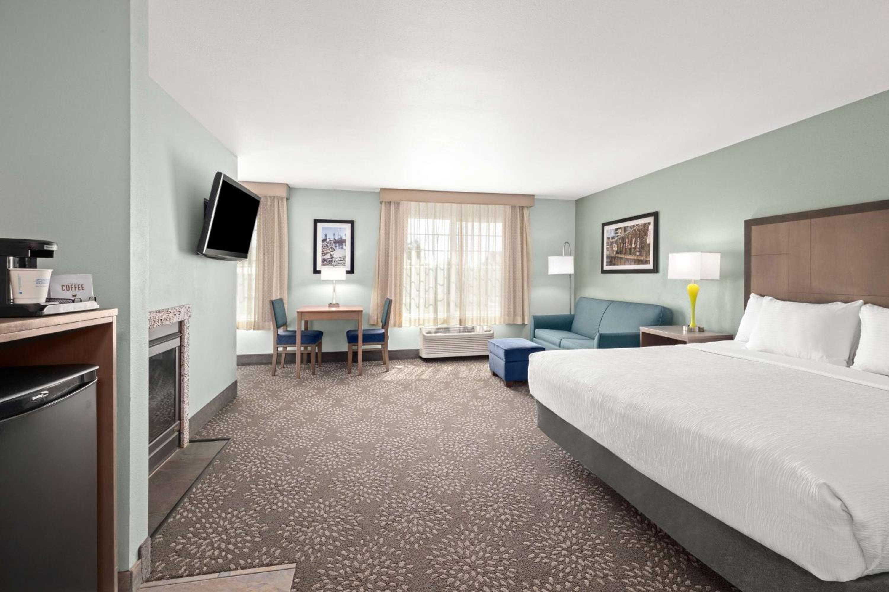 King Suite with Spa Bath - Photo 9