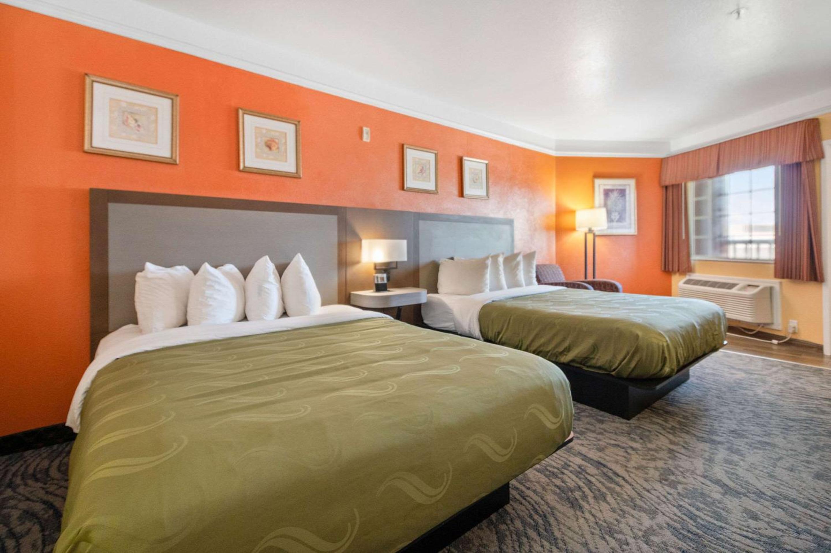 Queen Room with Two Queen Beds - Non-Smoking - Photo 8