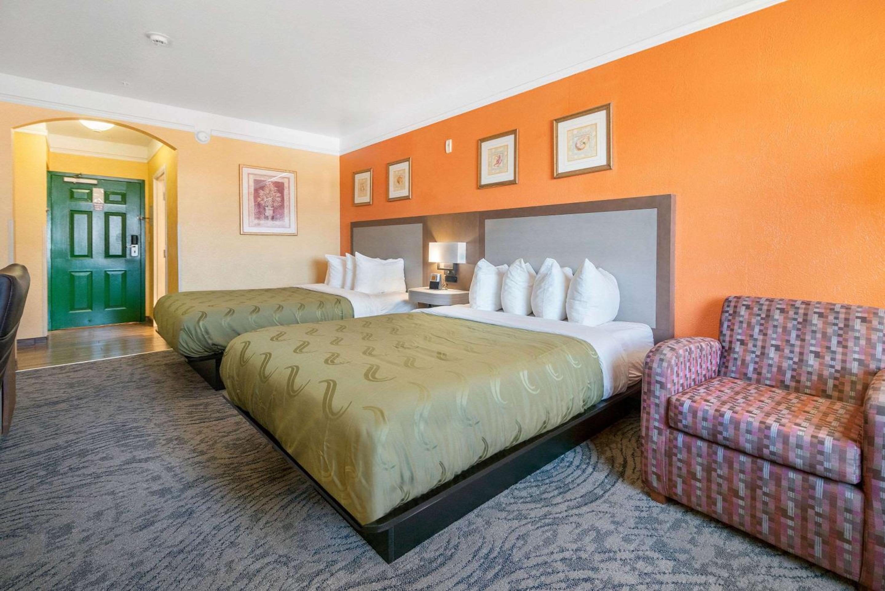 Queen Room with Two Queen Beds - Non-Smoking - Photo 7