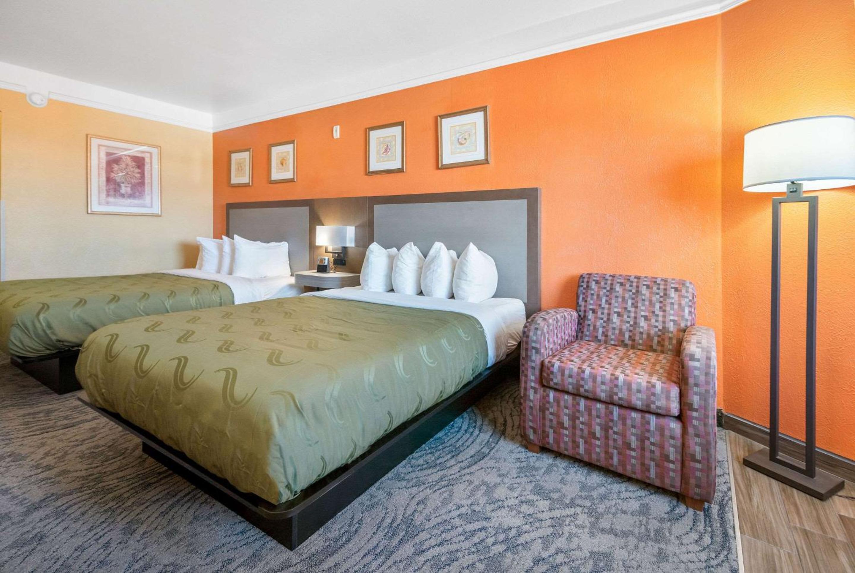 Queen Room with Two Queen Beds - Non-Smoking - Photo 6