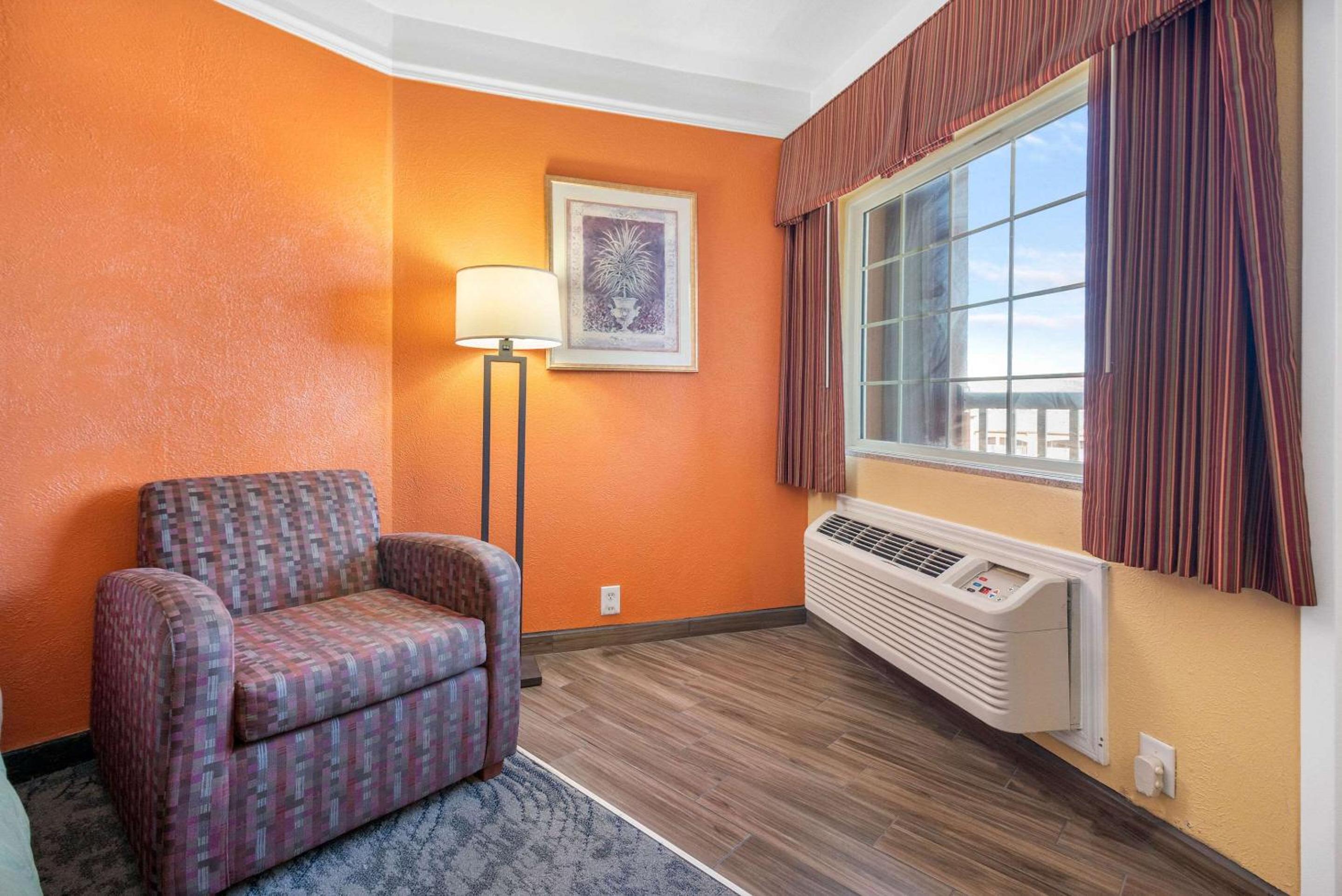Queen Room with Two Queen Beds - Non-Smoking - Photo 5