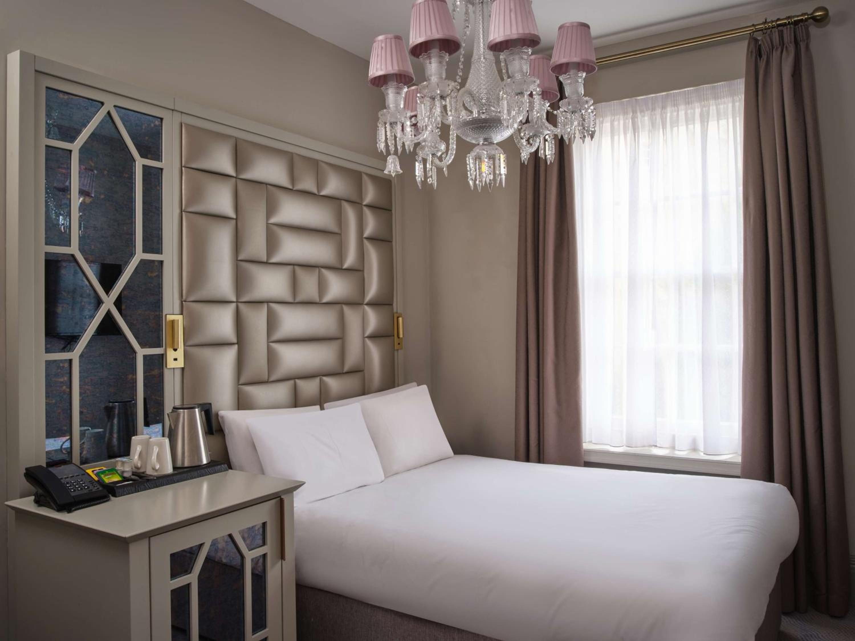 Boutique Cozy Room