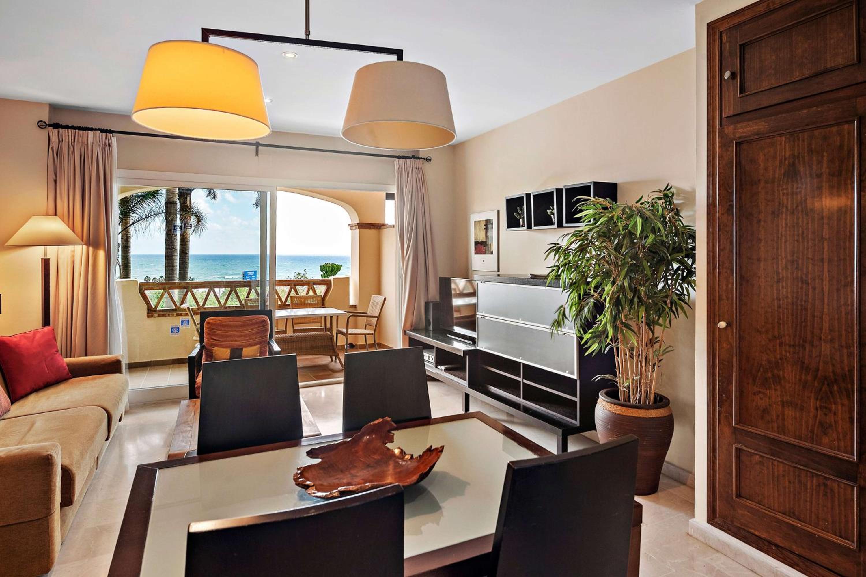 Premium Plus One Bedroom Suite with Sea View thumbnail 6