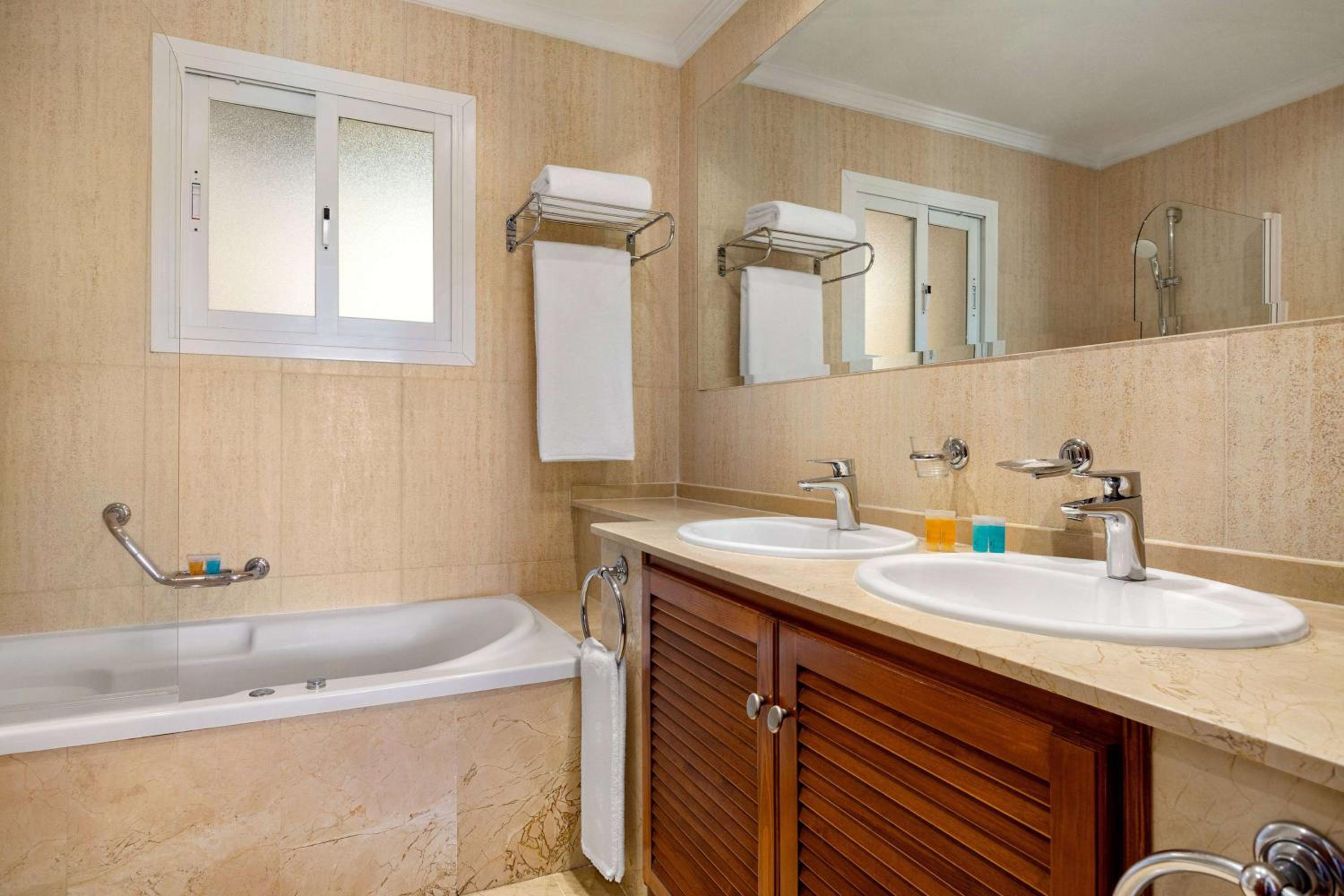 Deluxe One Bedroom Suite with Hot Tub