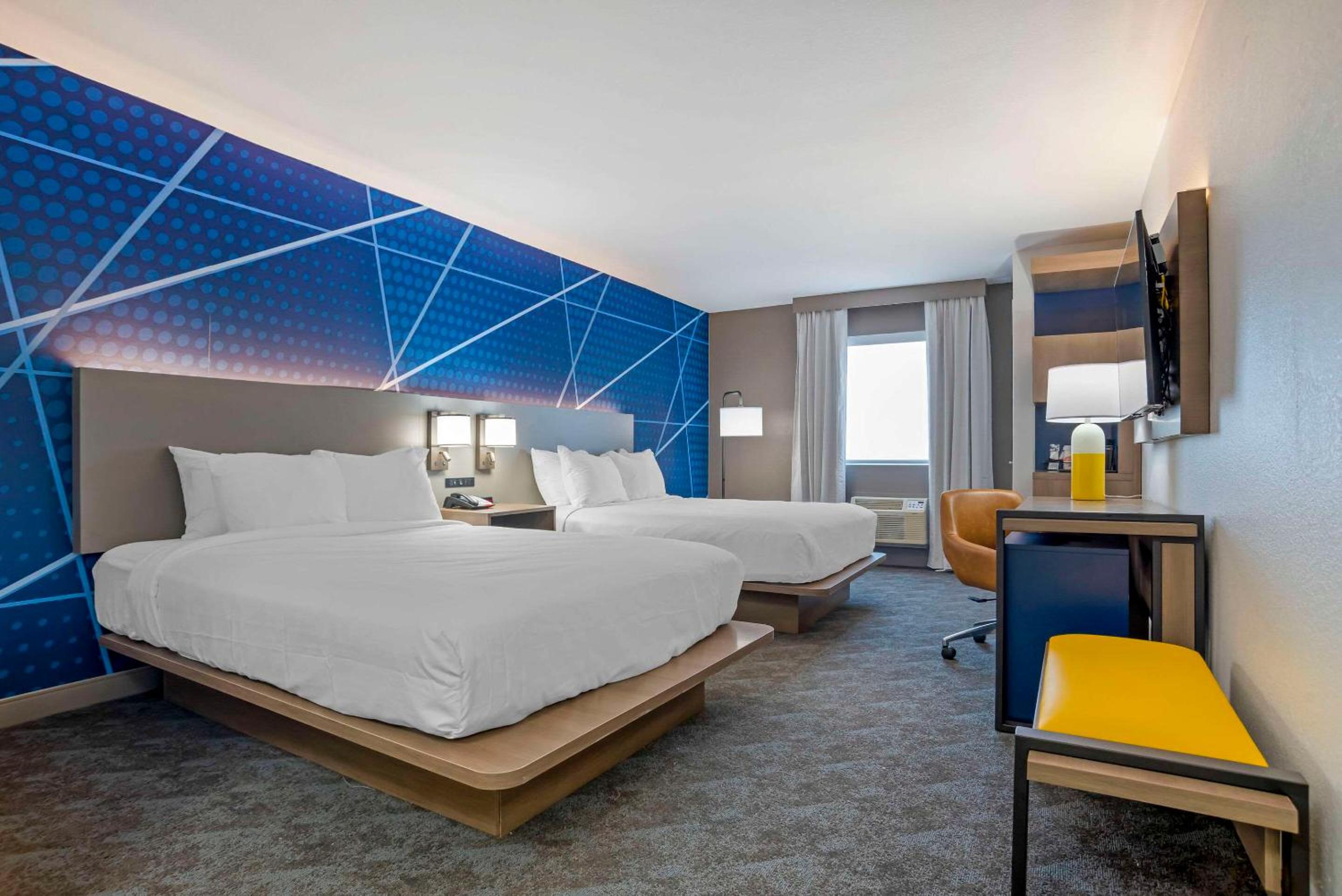 Queen Room with Two Queen Beds - Non Smoking photo 3