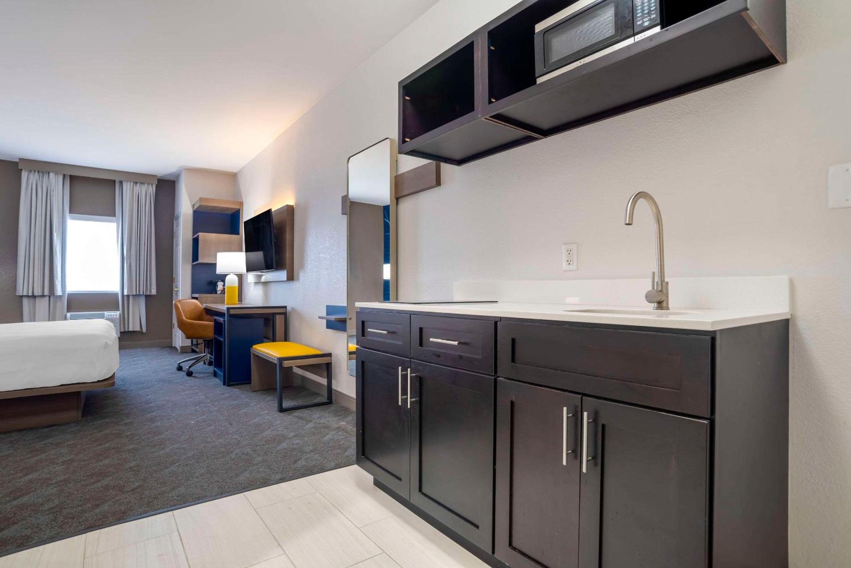 Efficiency King Suite - Non Smoking photo 3