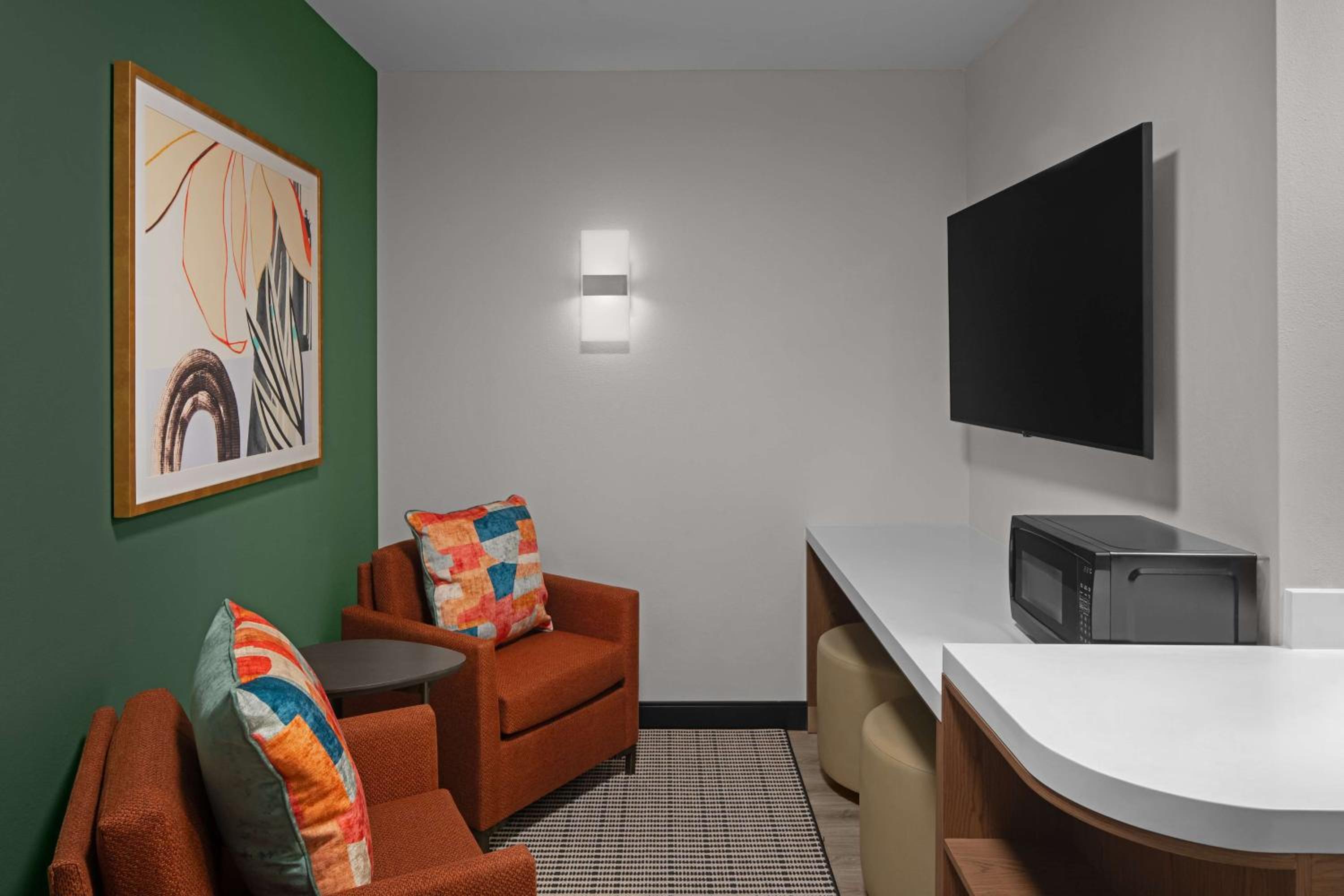 One-Bedroom King Suite with Roll-in Shower - Mobility Accessible photo 1