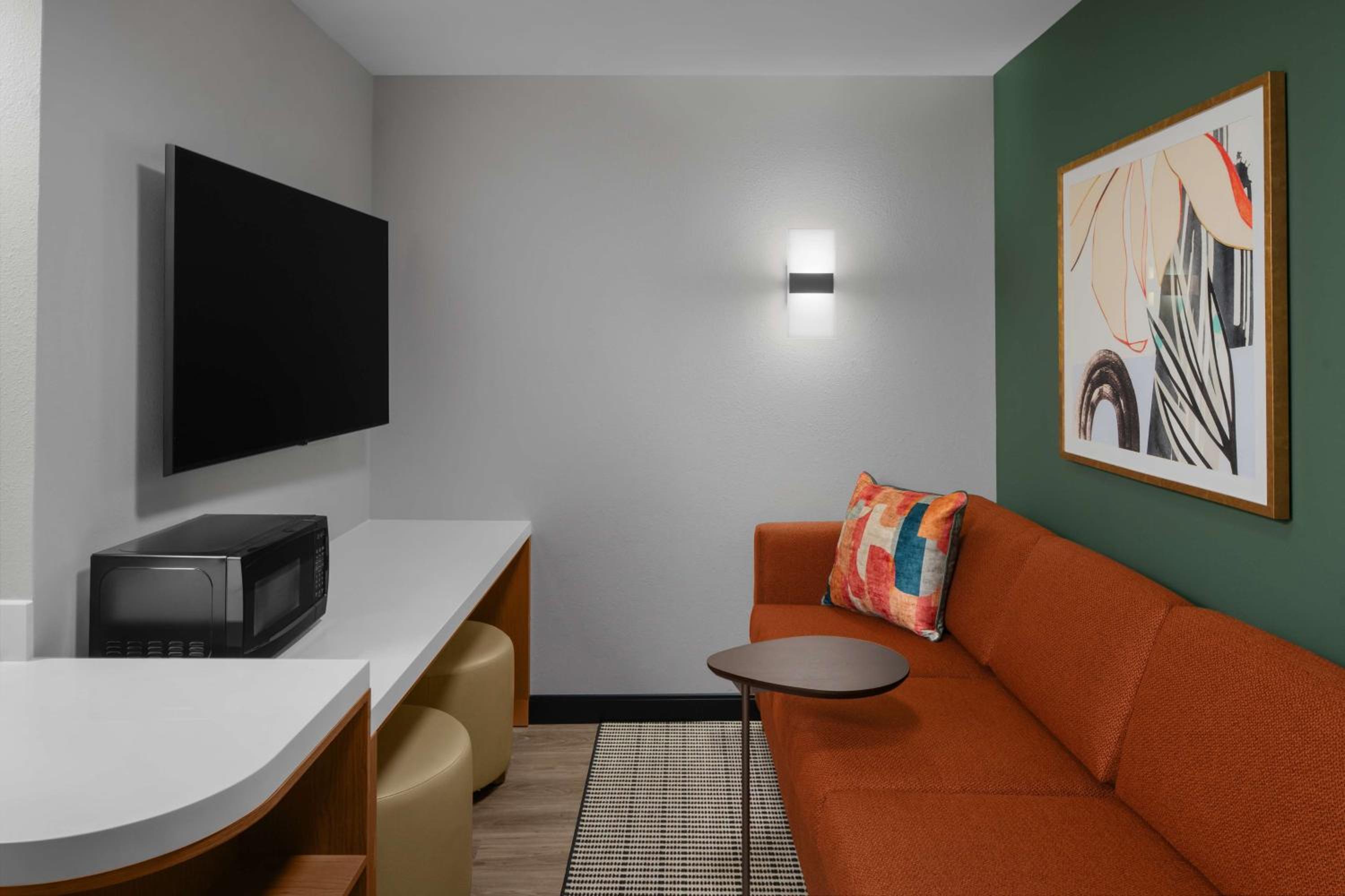 One-Bedroom Queen Suite with Bath Tub - Mobility Accessible