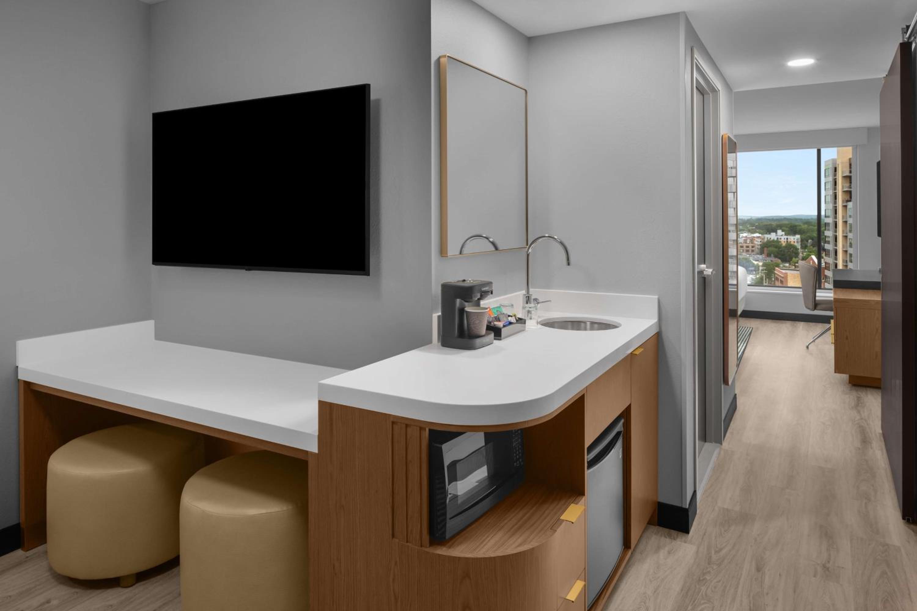 One-Bedroom Queen Suite with Bath Tub - Mobility Accessible photo 2