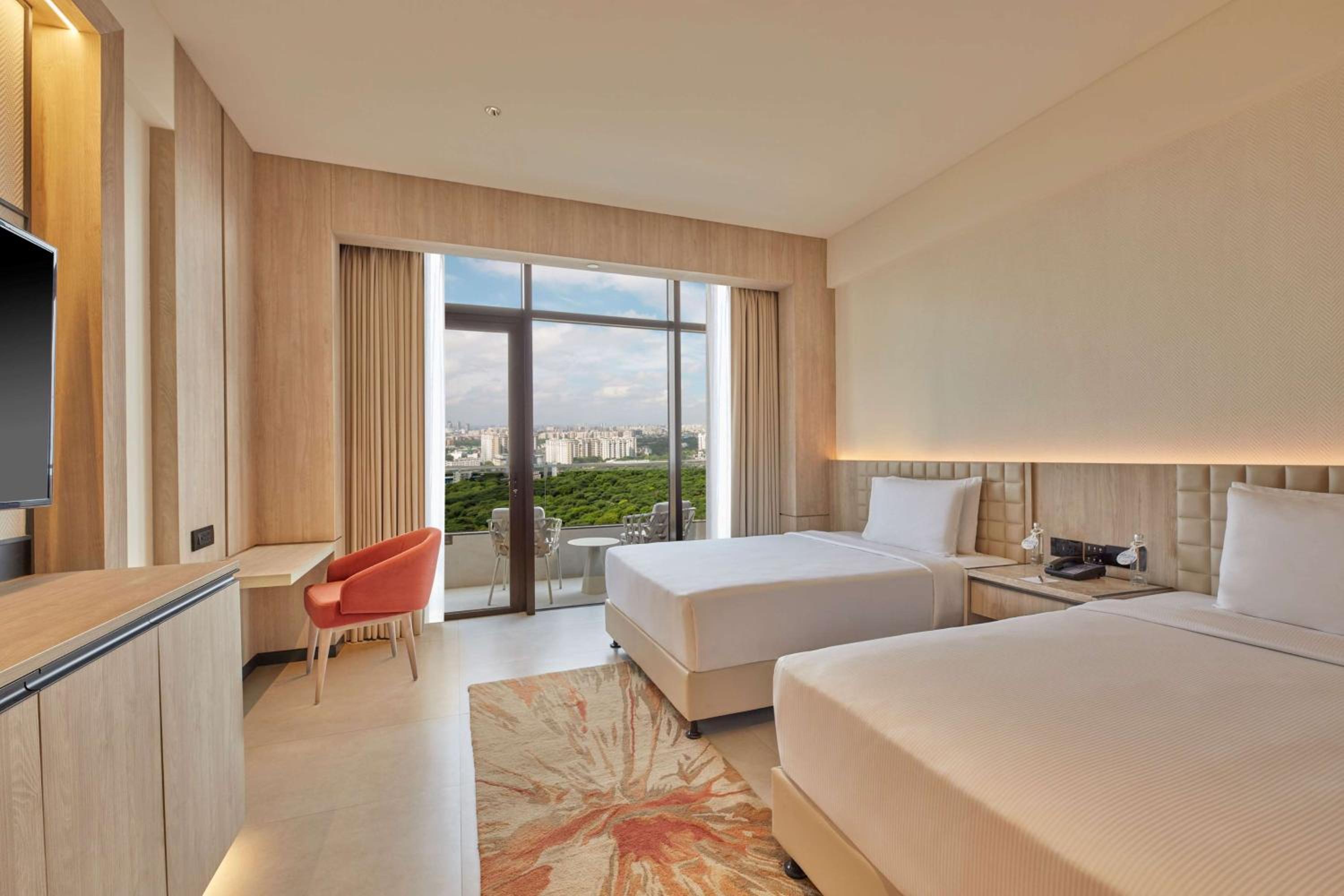 Executive Twin Room with Balcony - Lounge Access - Photo 1