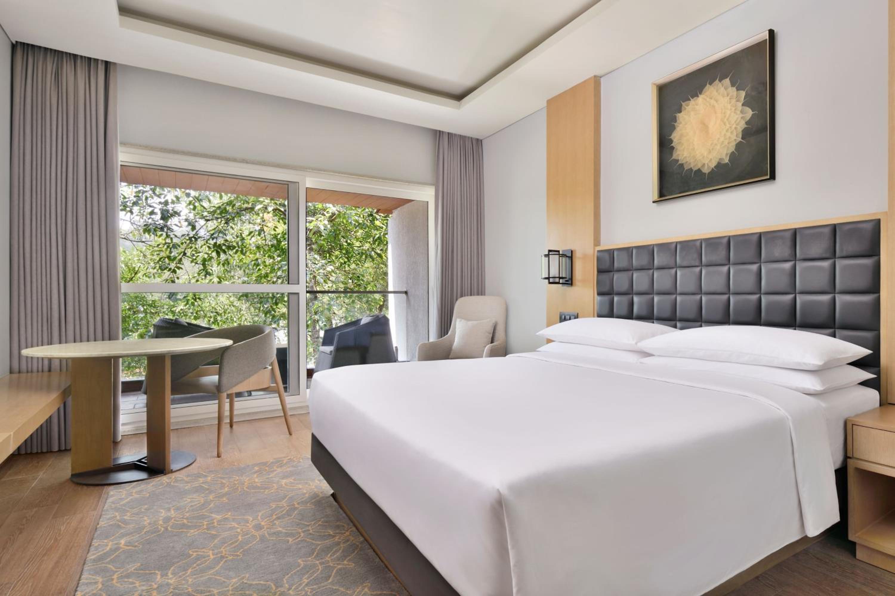 Deluxe King Room with Balcony and Garden View photo 2