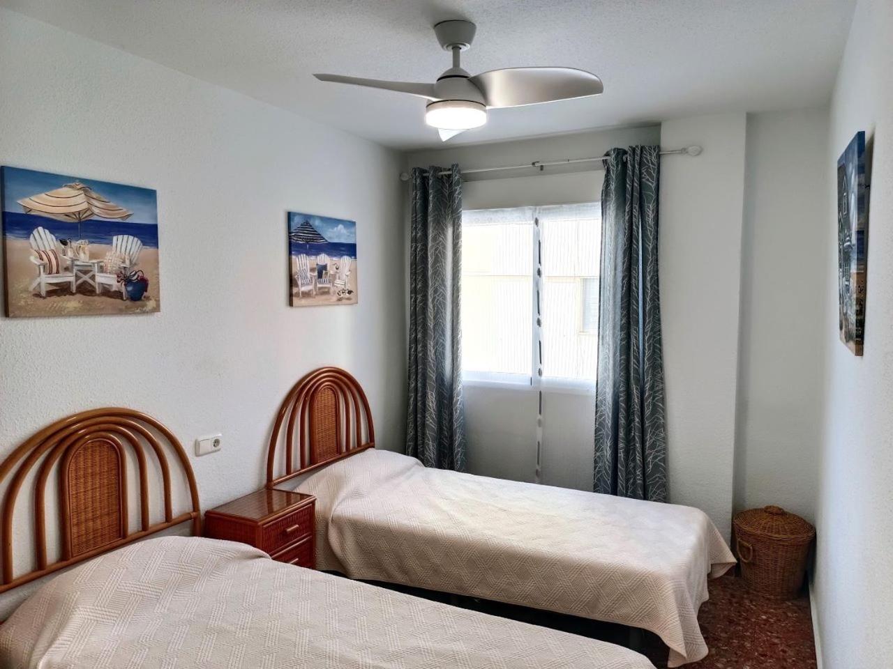 Apartamento de dos habitaciones con balcón y vista al mar
