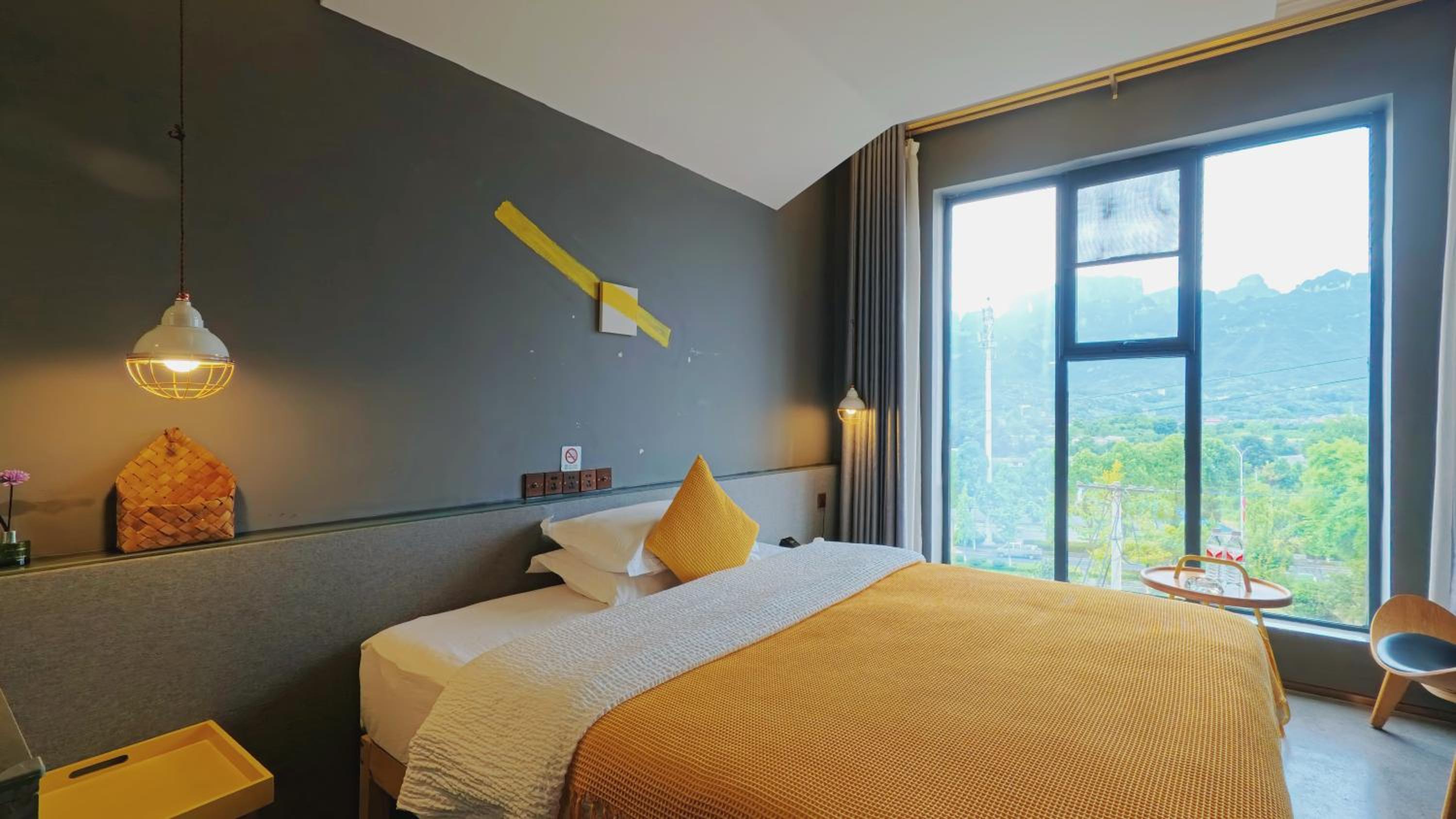 Deluxe King Room with Mountain View