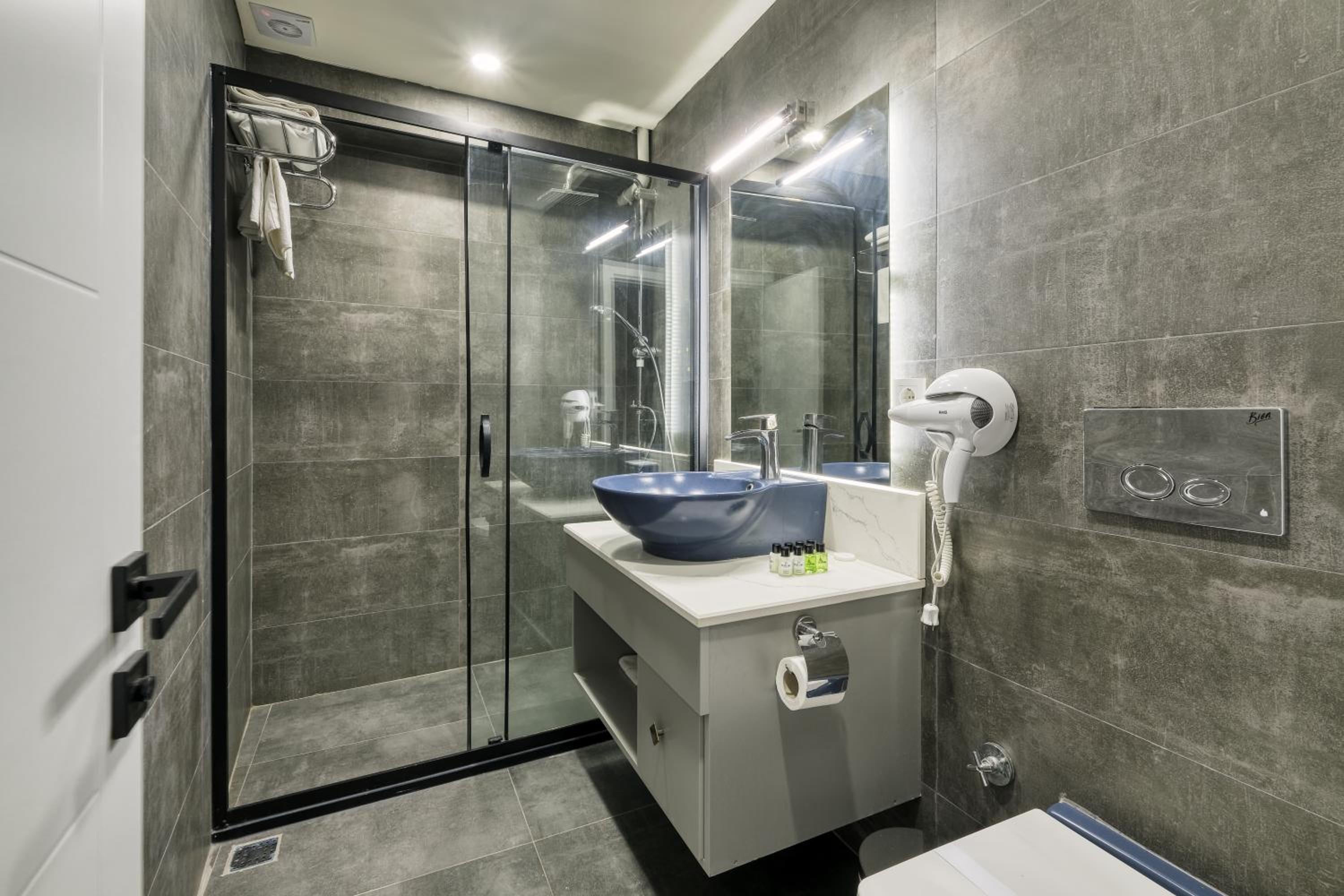 Budget Double Room - No Window photo 3