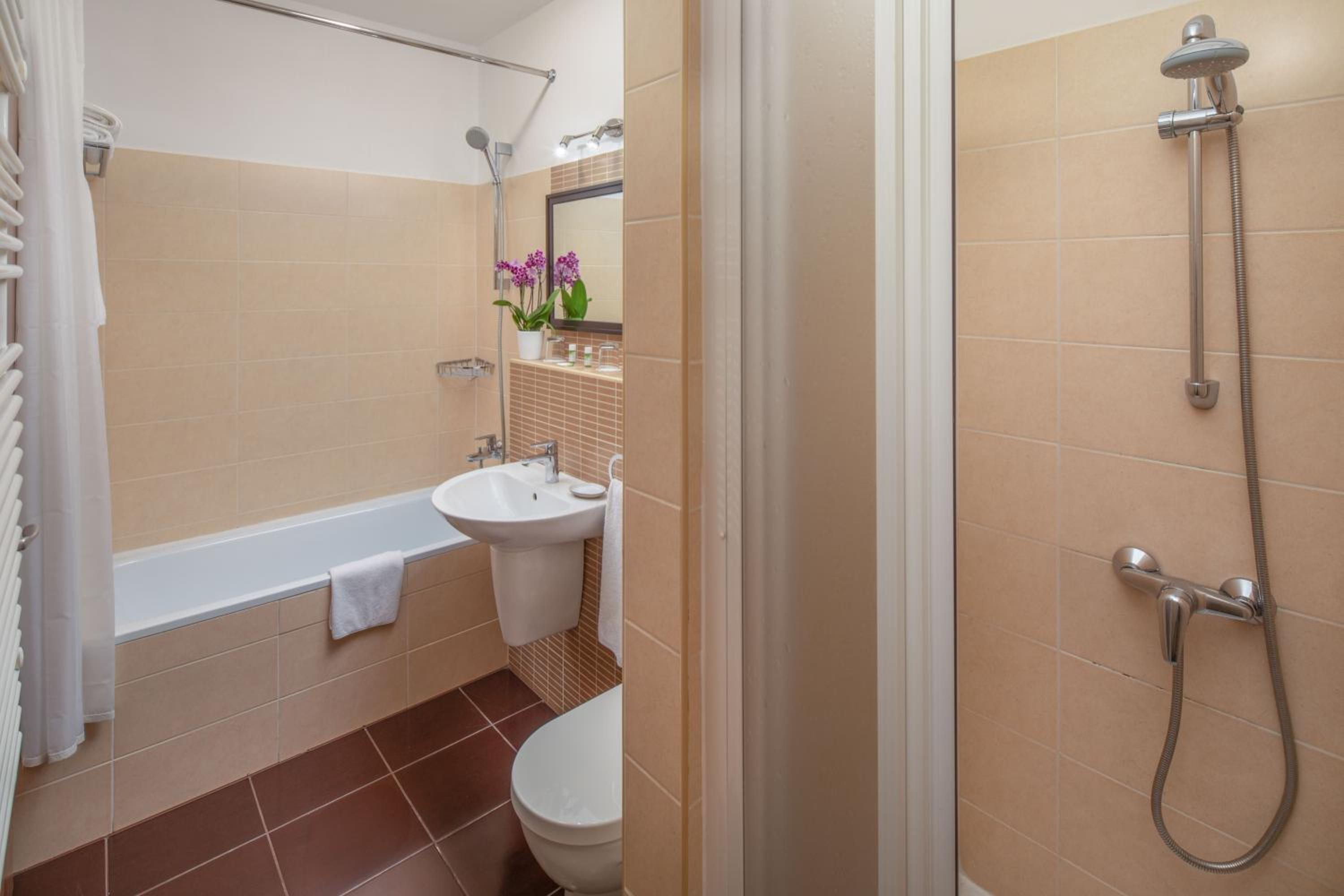 Executive Two-Bedroom Suite - Photo 4