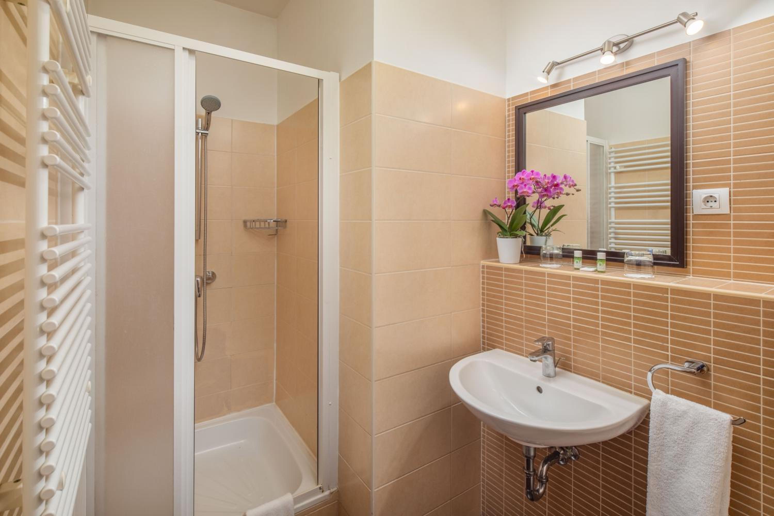 Three-Bedroom Penthouse Suite - Photo 7