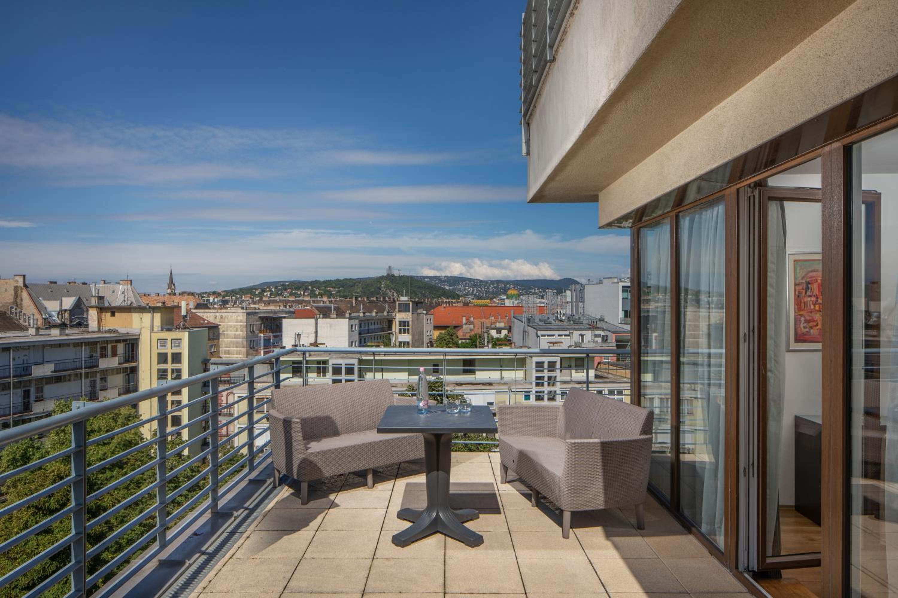 Three-Bedroom Penthouse Suite - Photo 9