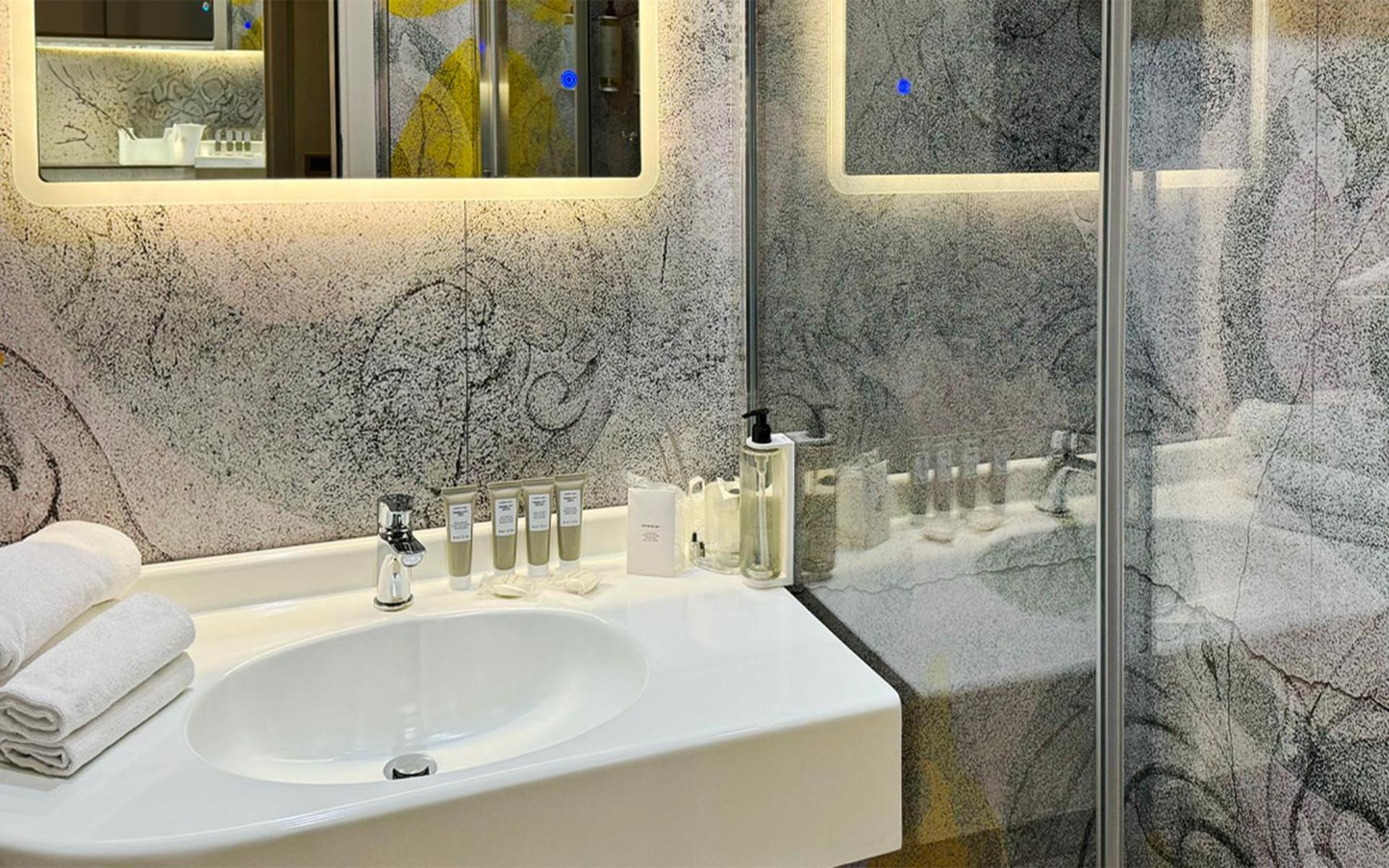 Premium Double Room with Spa Access - Photo 8