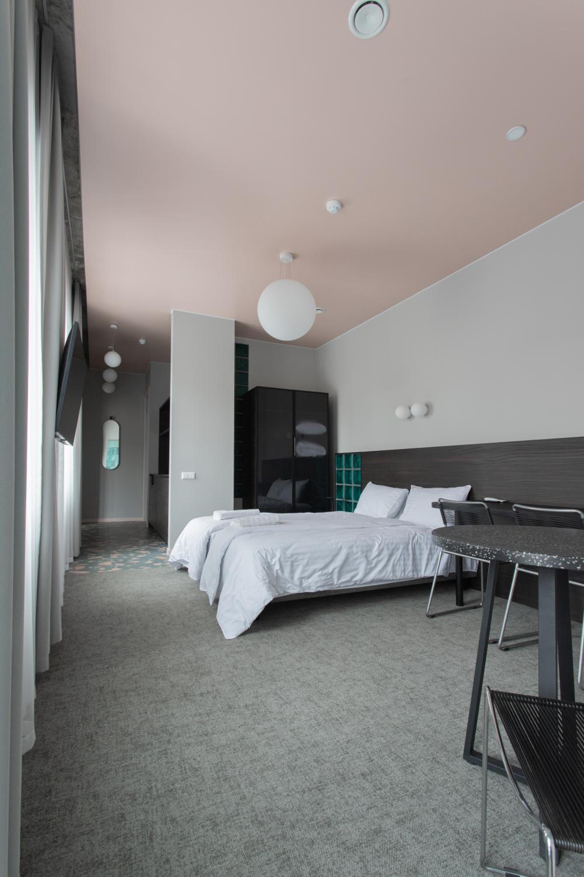 One-Bedroom Apartment with Balcony - Photo 3
