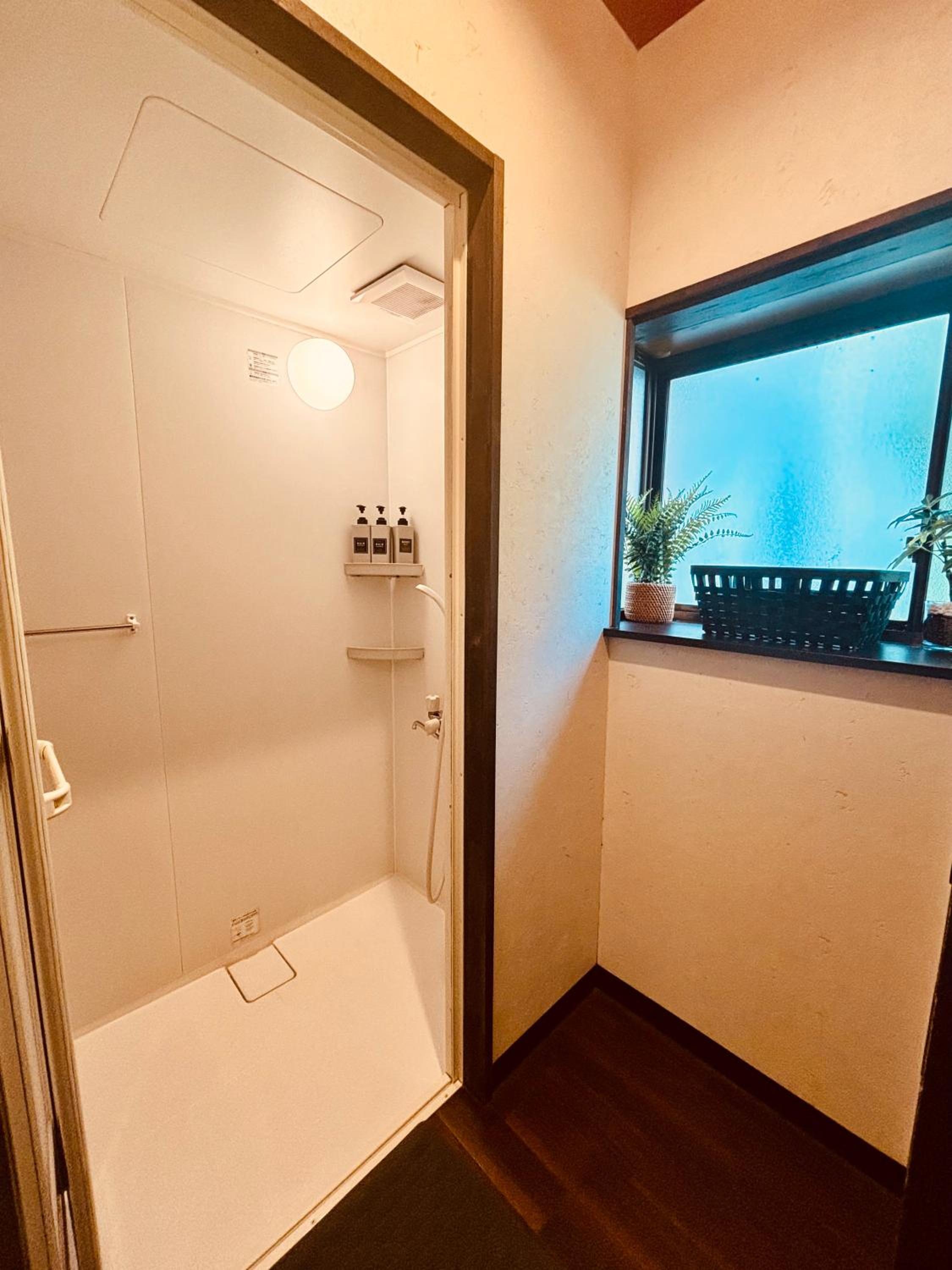 Single Room with Shared Shower and Toilet photo 2
