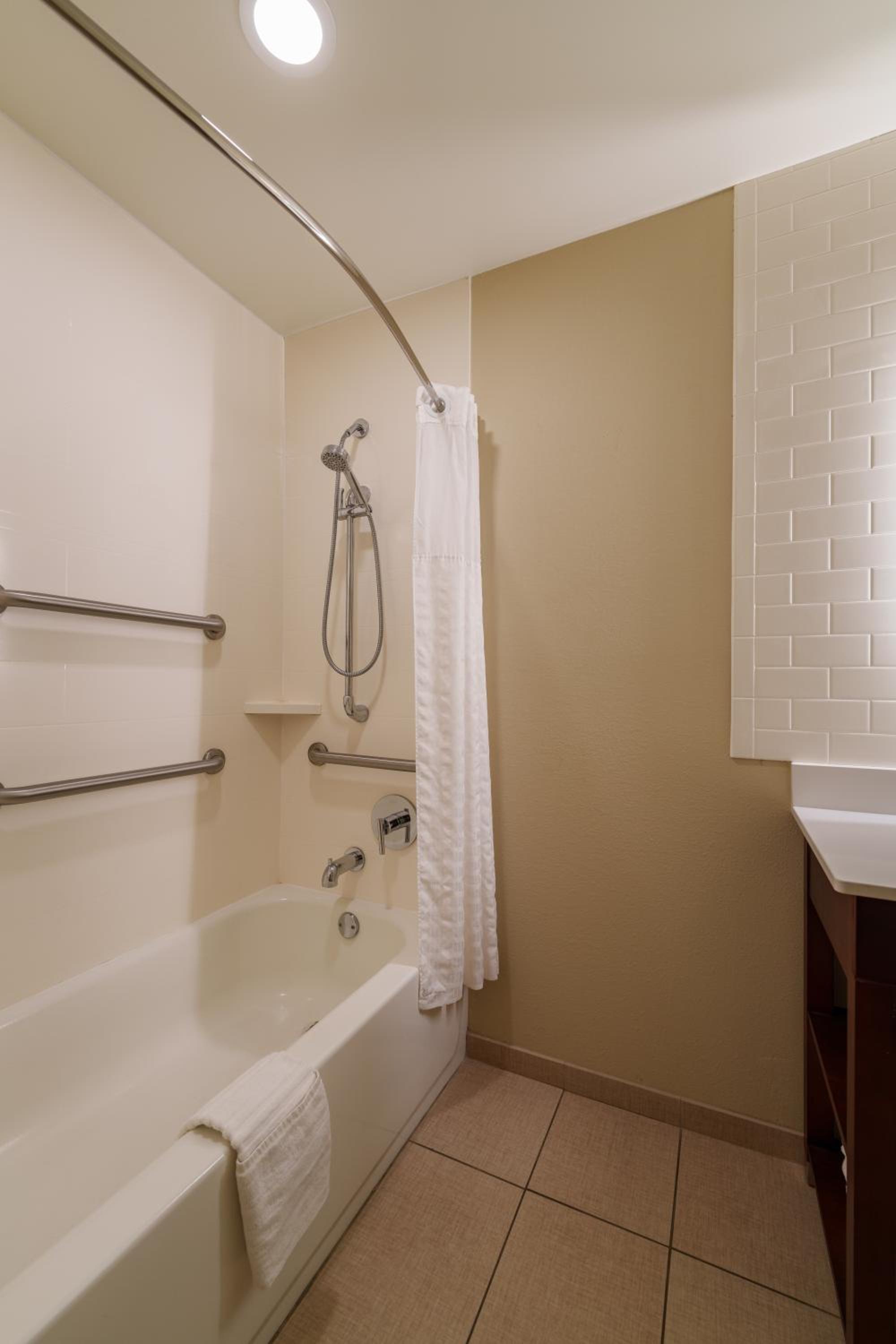 Queen Suite with Two Queen Beds - Non Smoking - Photo 4