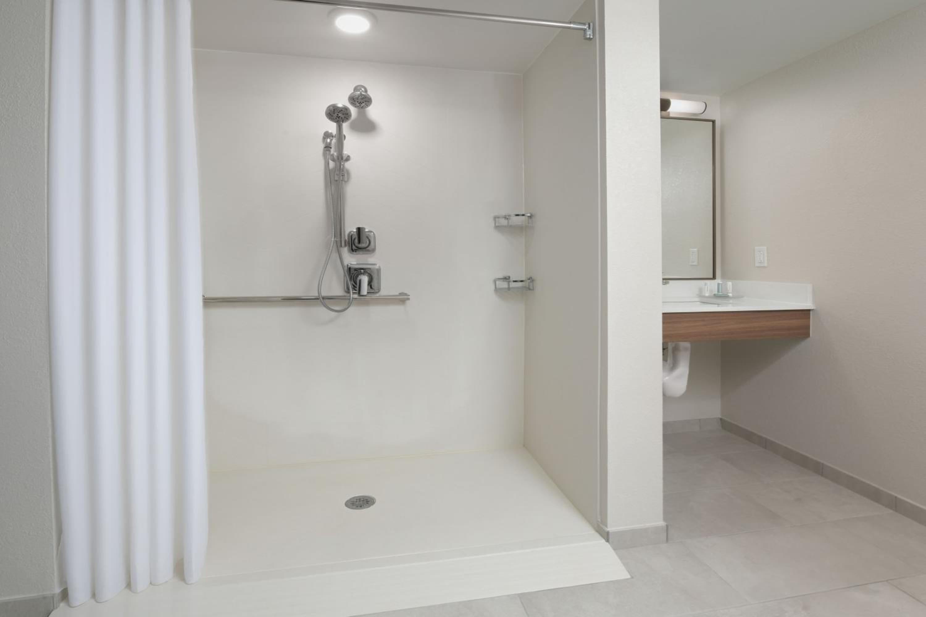 King Room - Mobility Accessible - Photo 4