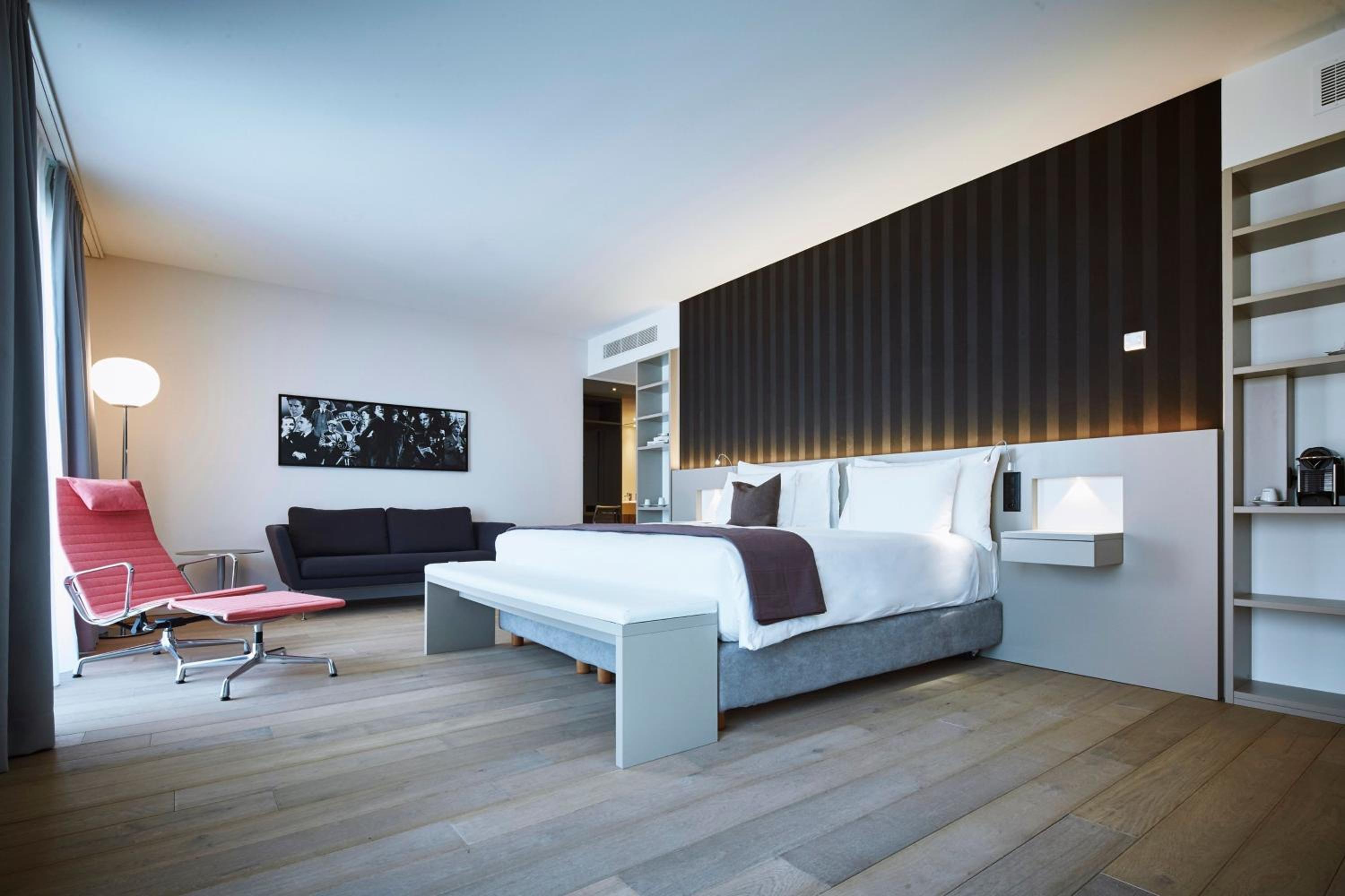 Junior King Suite with Partial Water View photo 2