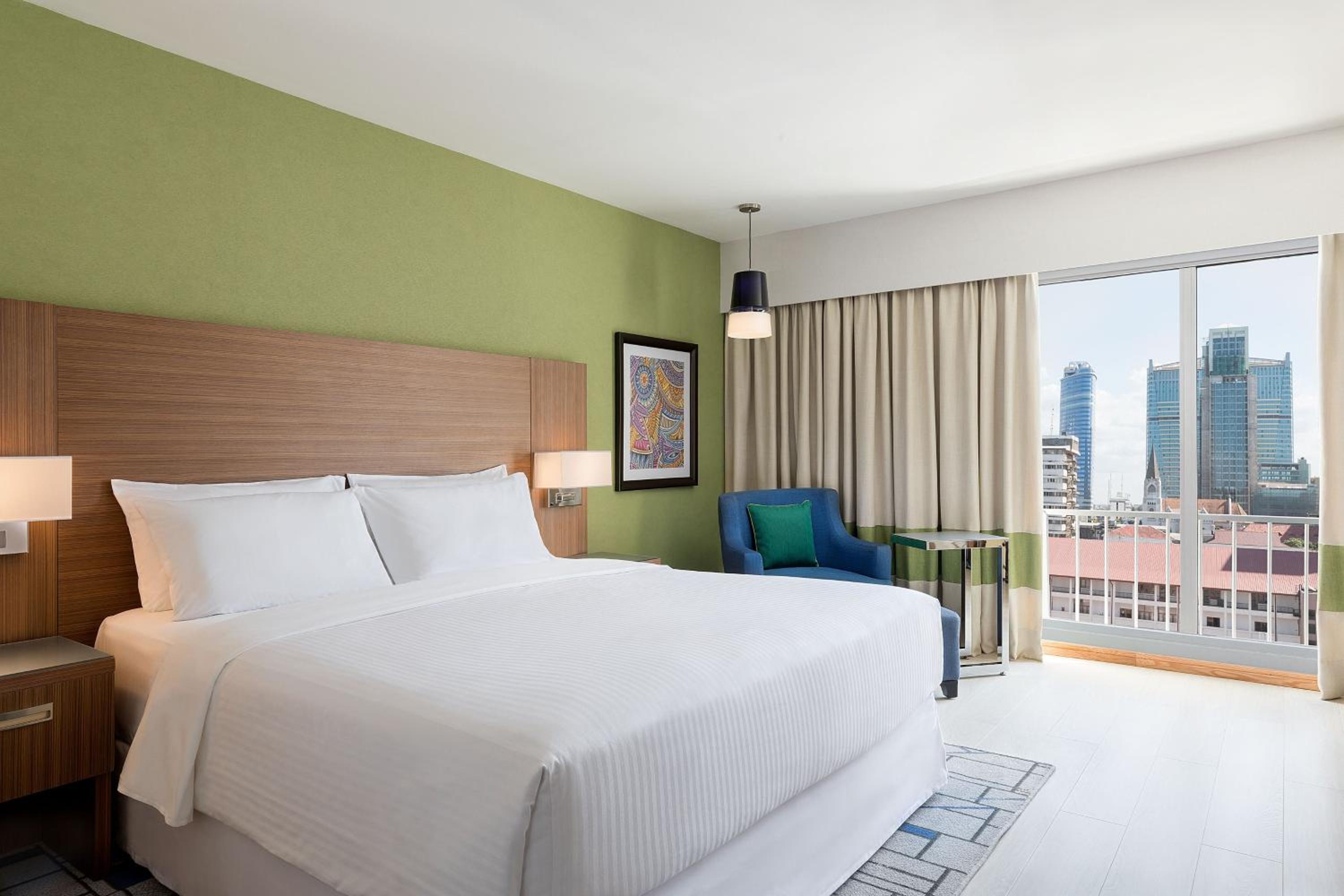 Deluxe Room, 1 Queen Bed, City View, Poolside