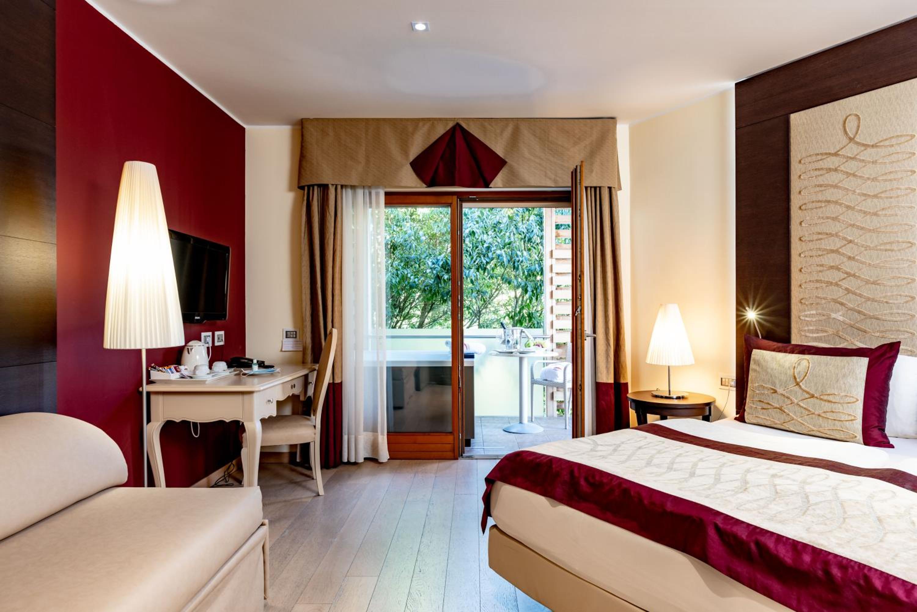Double Room with Spa Bath - Photo 2