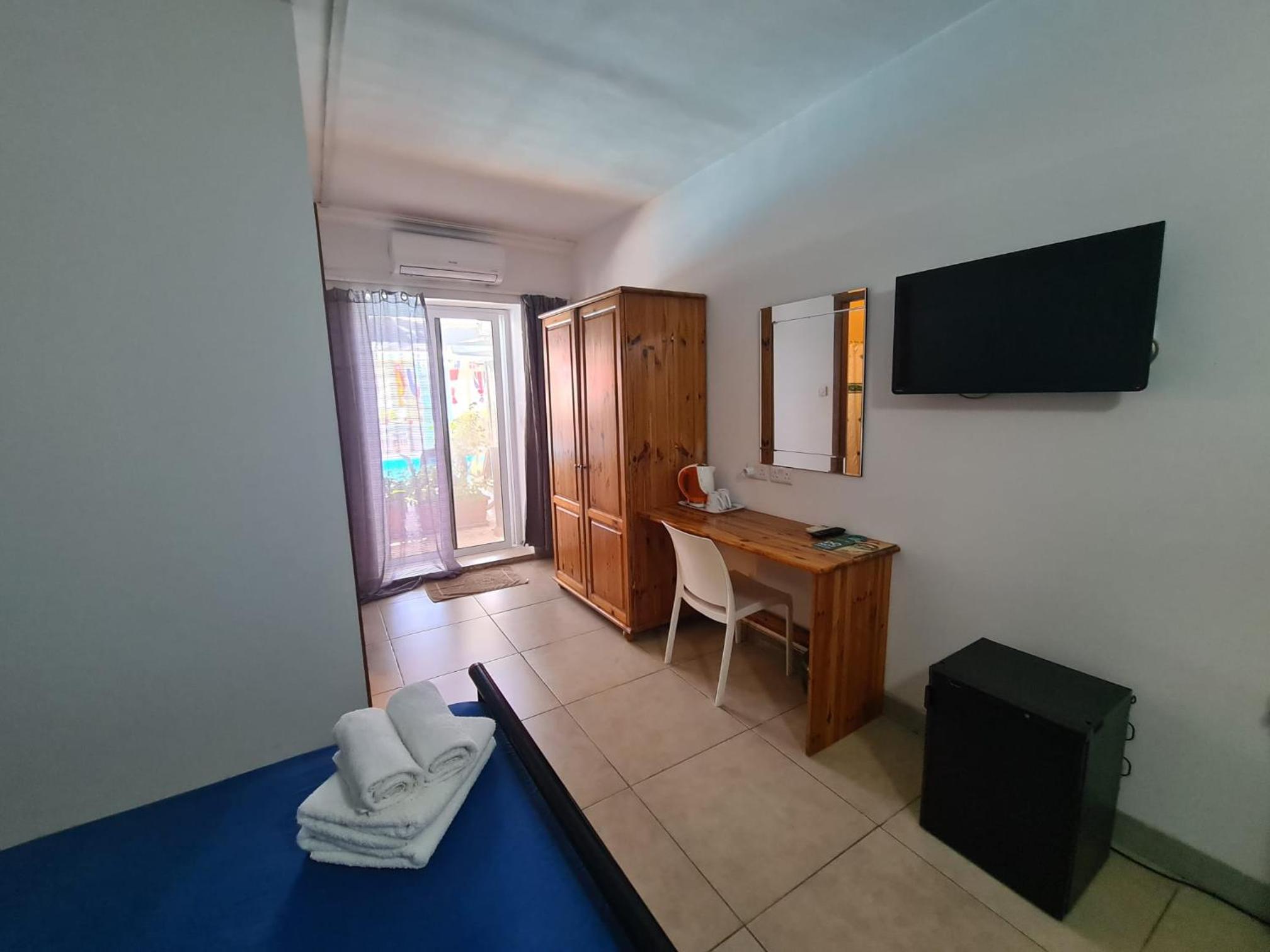 Double Room with Pool View - Photo 2