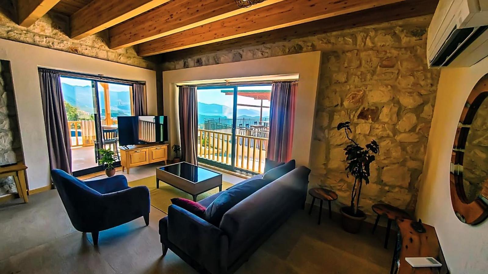 One-Bedroom Apartment with Balcony and Sea View photo 1
