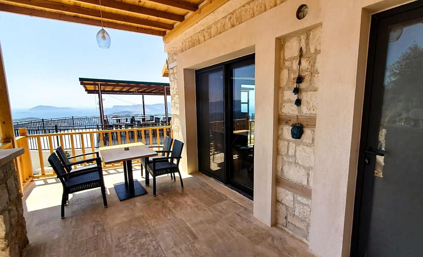 One-Bedroom Apartment with Balcony and Sea View photo 3