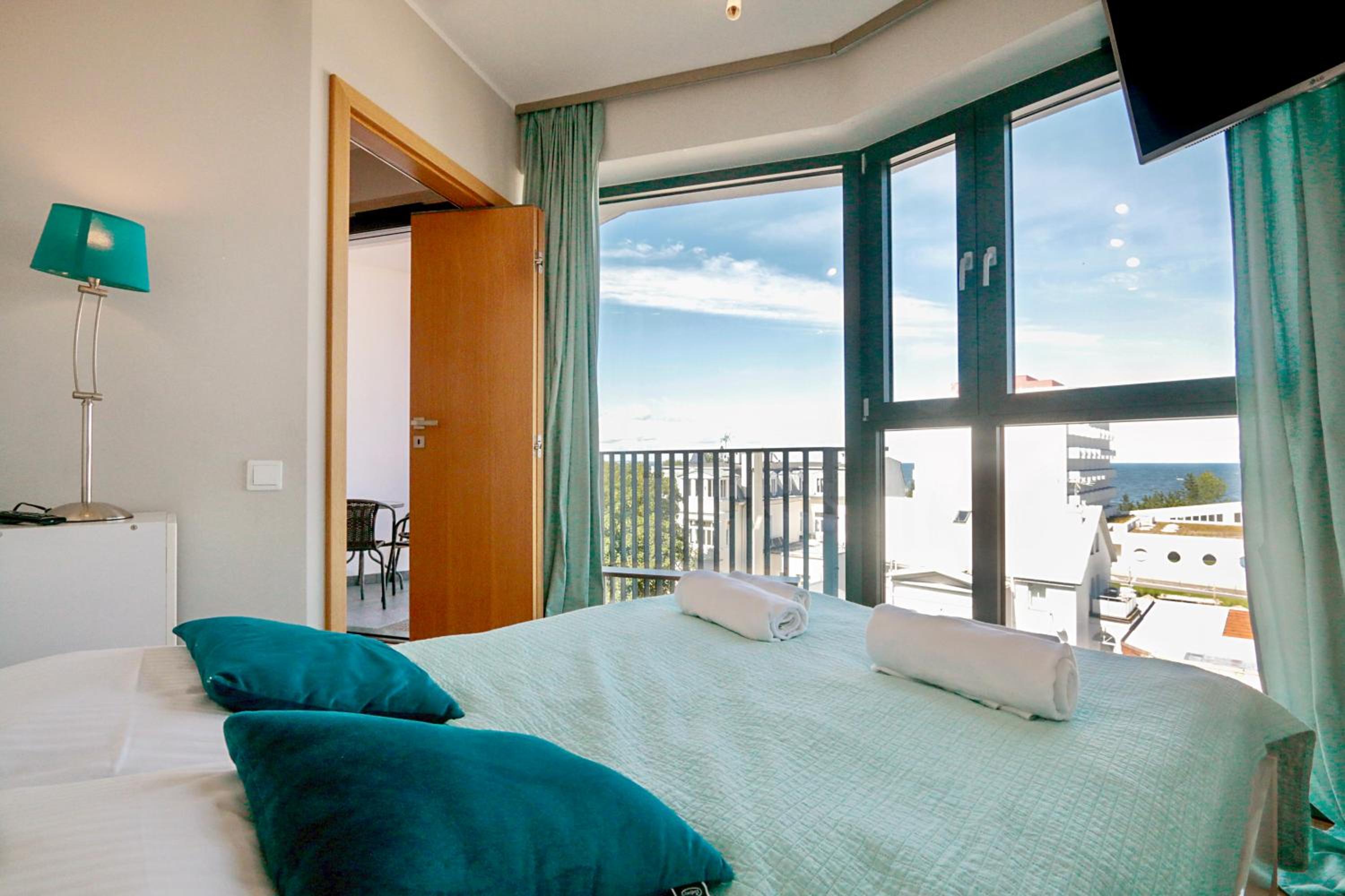One-Bedroom Apartment with Balcony and Sea View photo 3