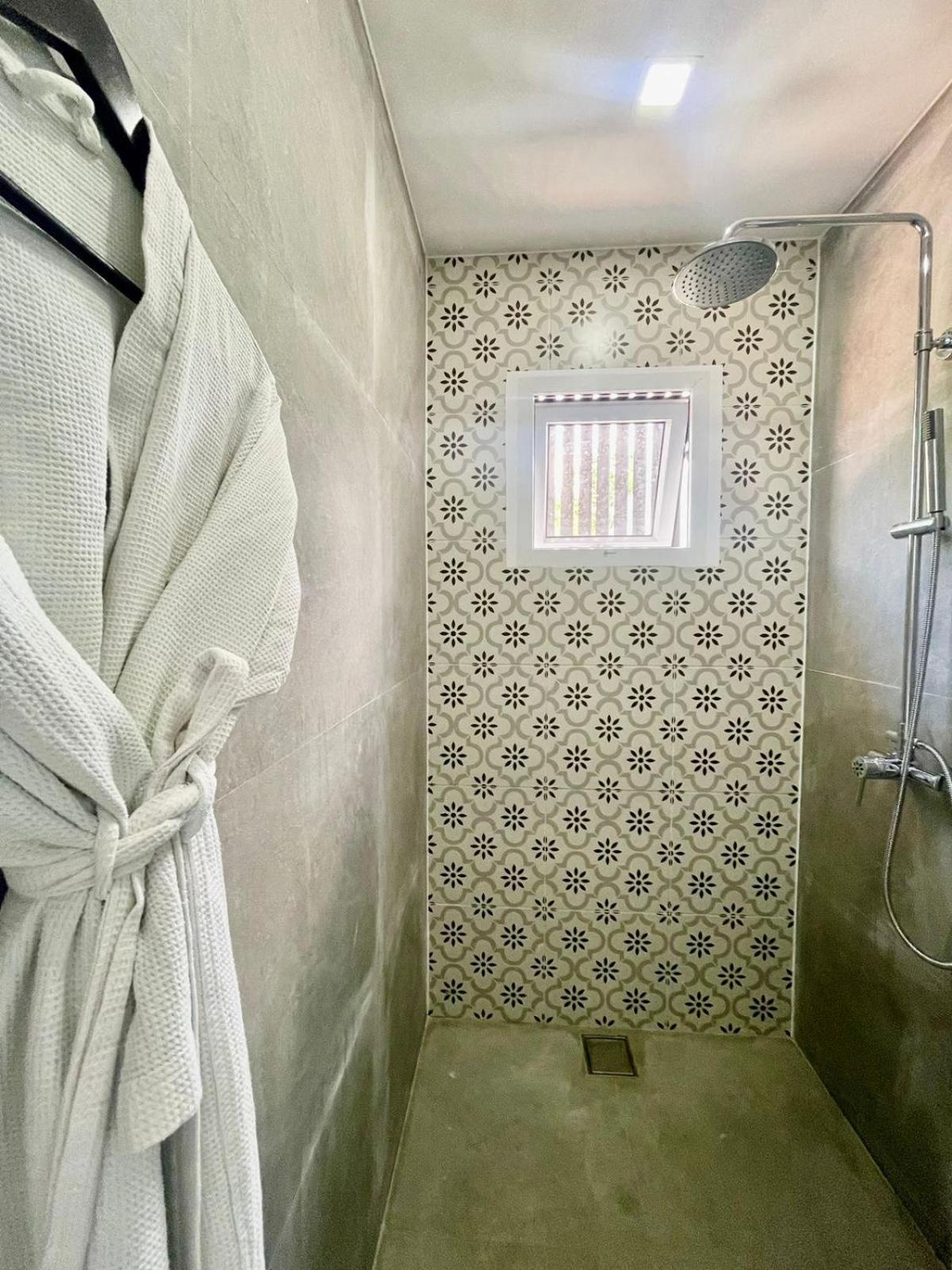 Deluxe Room with Plunge Pool - Photo 7