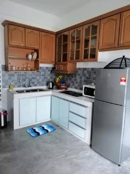 Six-Bedroom House photo 2