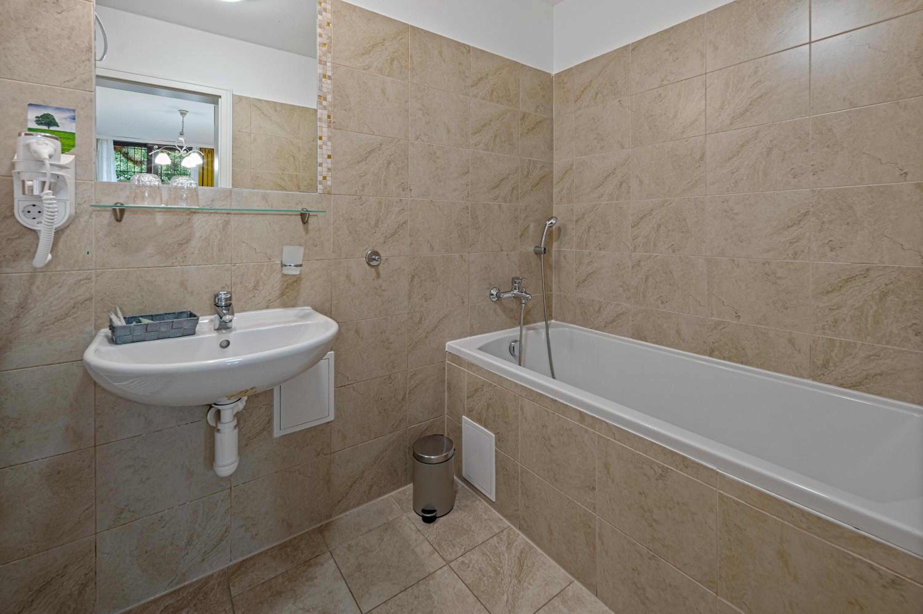Deluxe Studio Apartment - Photo 7